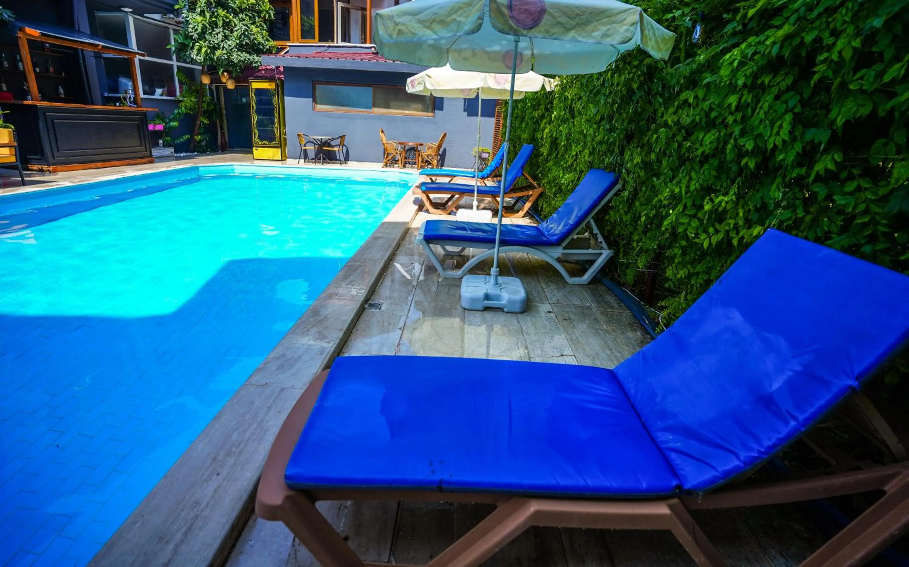 Four Seasons Apart Hotel