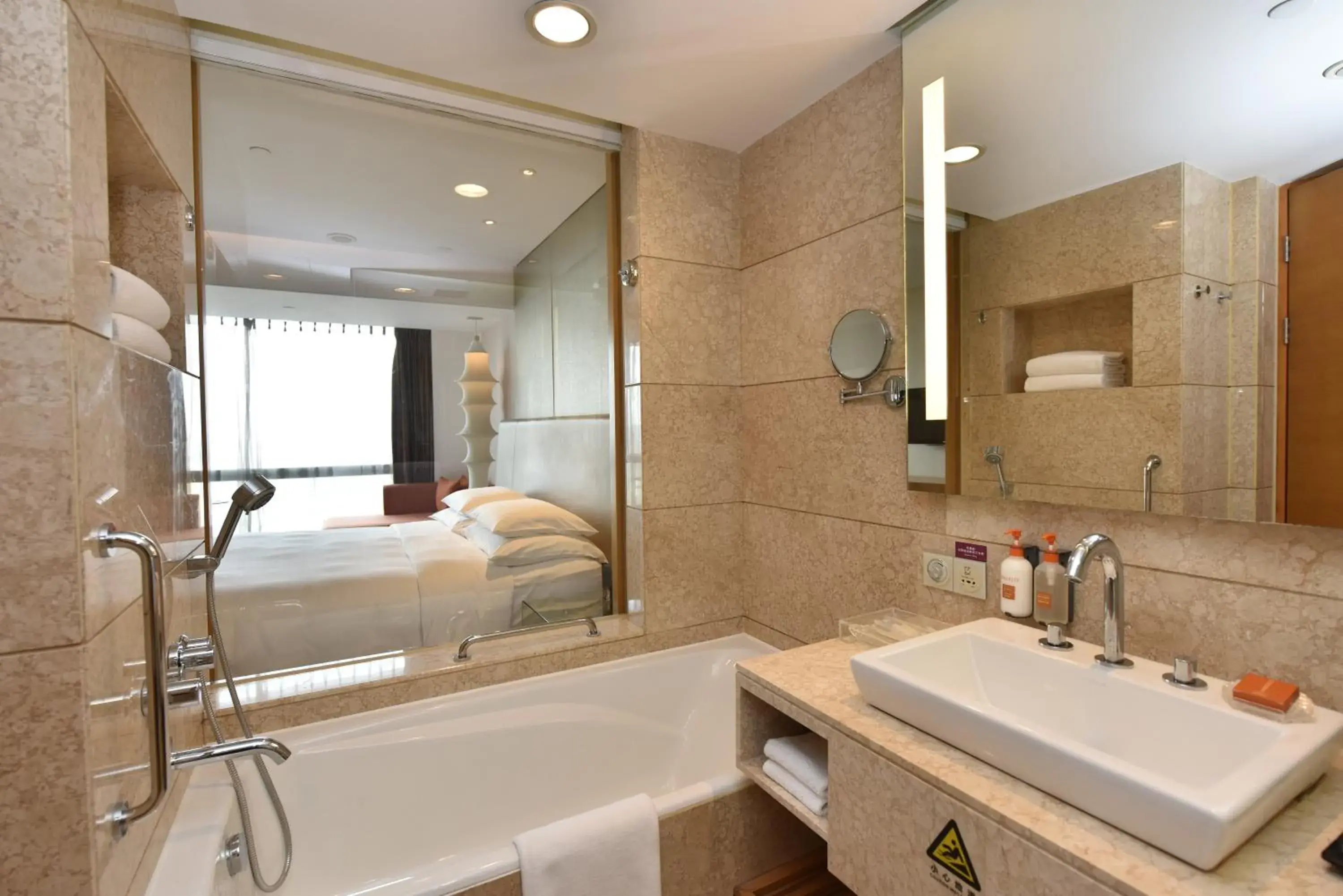 Bath, Bed in Crowne Plaza Zhongshan Wing On City by IHG Bath, Bed in Crowne Plaza Zhongshan Wing On City by IHG