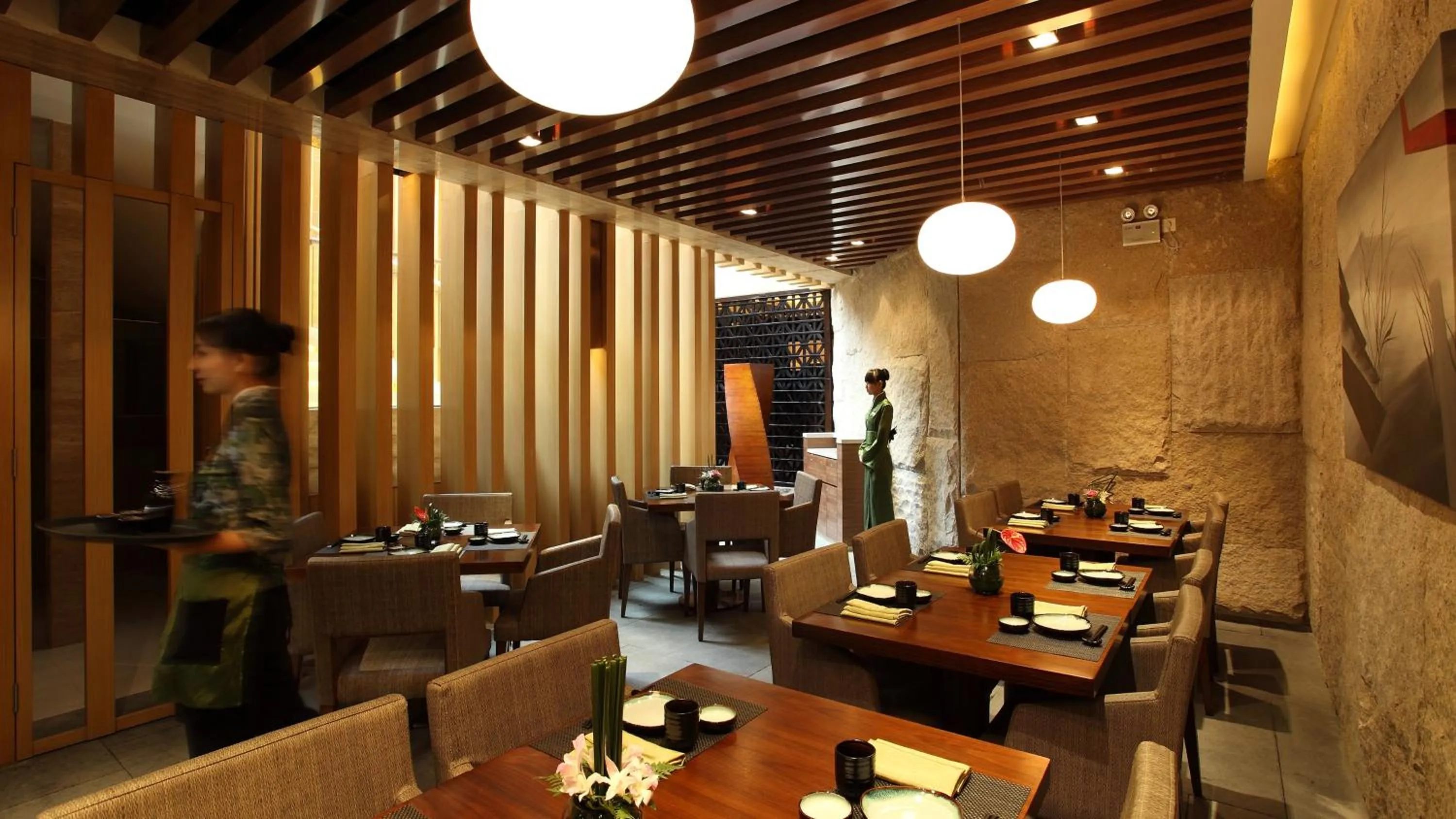 Restaurant/places to eat in Crowne Plaza Zhongshan Wing On City by IHG