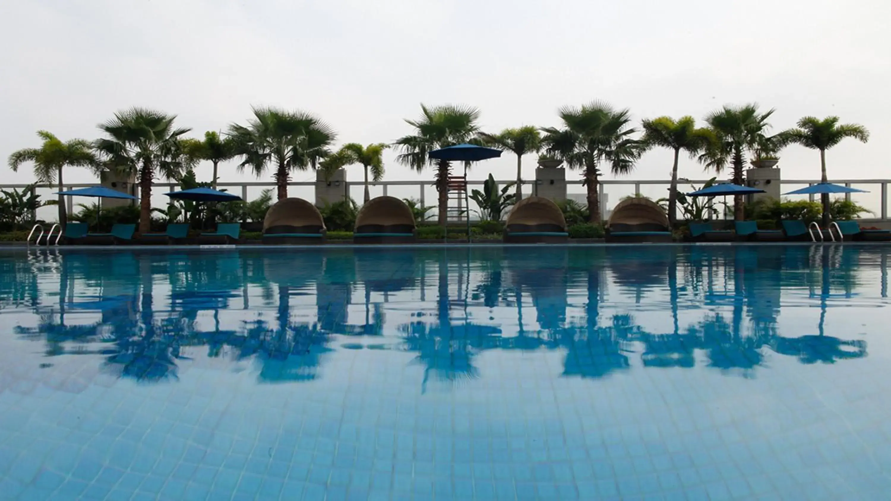 Swimming pool in Crowne Plaza Zhongshan Wing On City by IHG Swimming pool in Crowne Plaza Zhongshan Wing On City by IHG