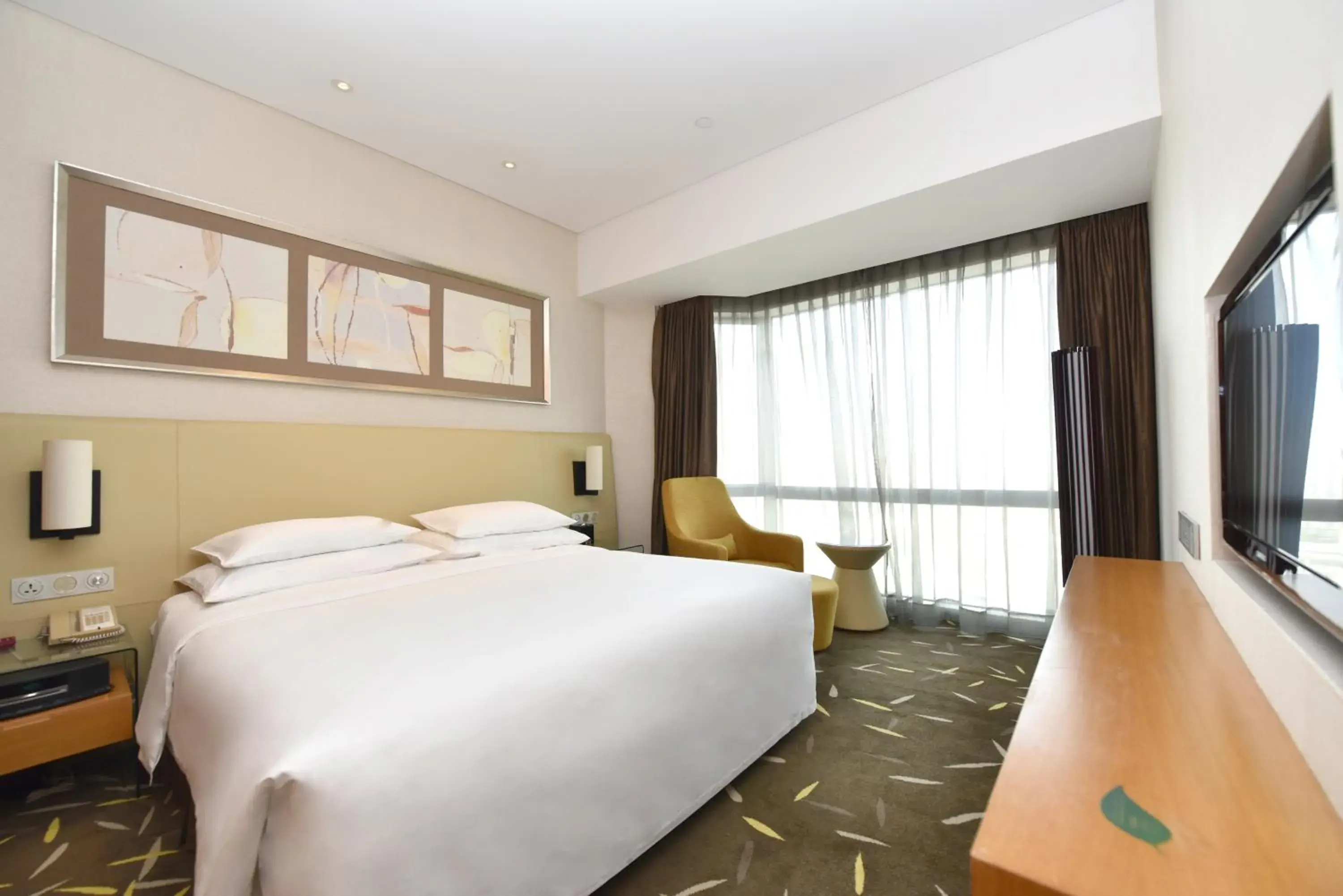 Bed in Crowne Plaza Zhongshan Wing On City by IHG Bed in Crowne Plaza Zhongshan Wing On City by IHG