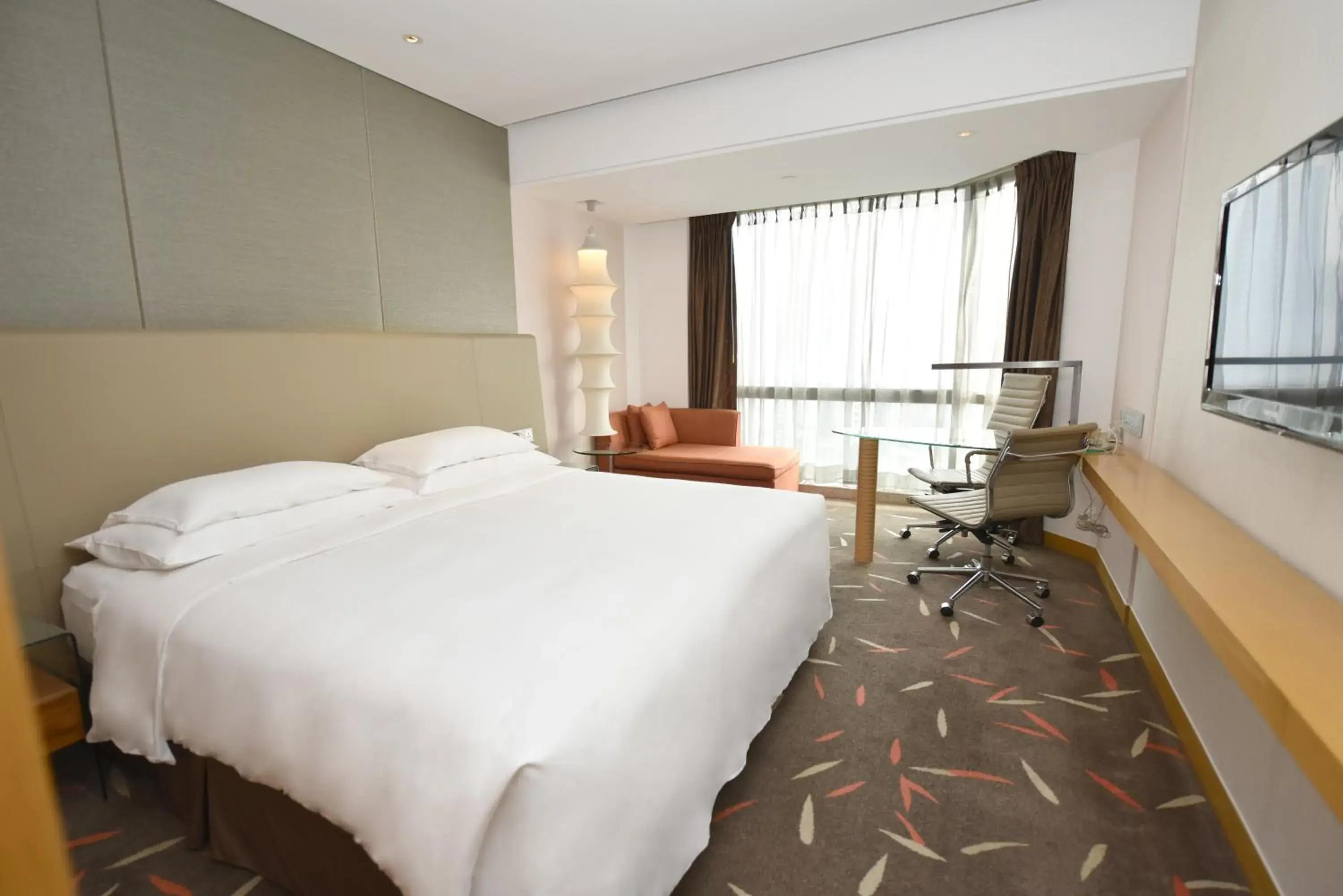 Bed in Crowne Plaza Zhongshan Wing On City by IHG Bed in Crowne Plaza Zhongshan Wing On City by IHG