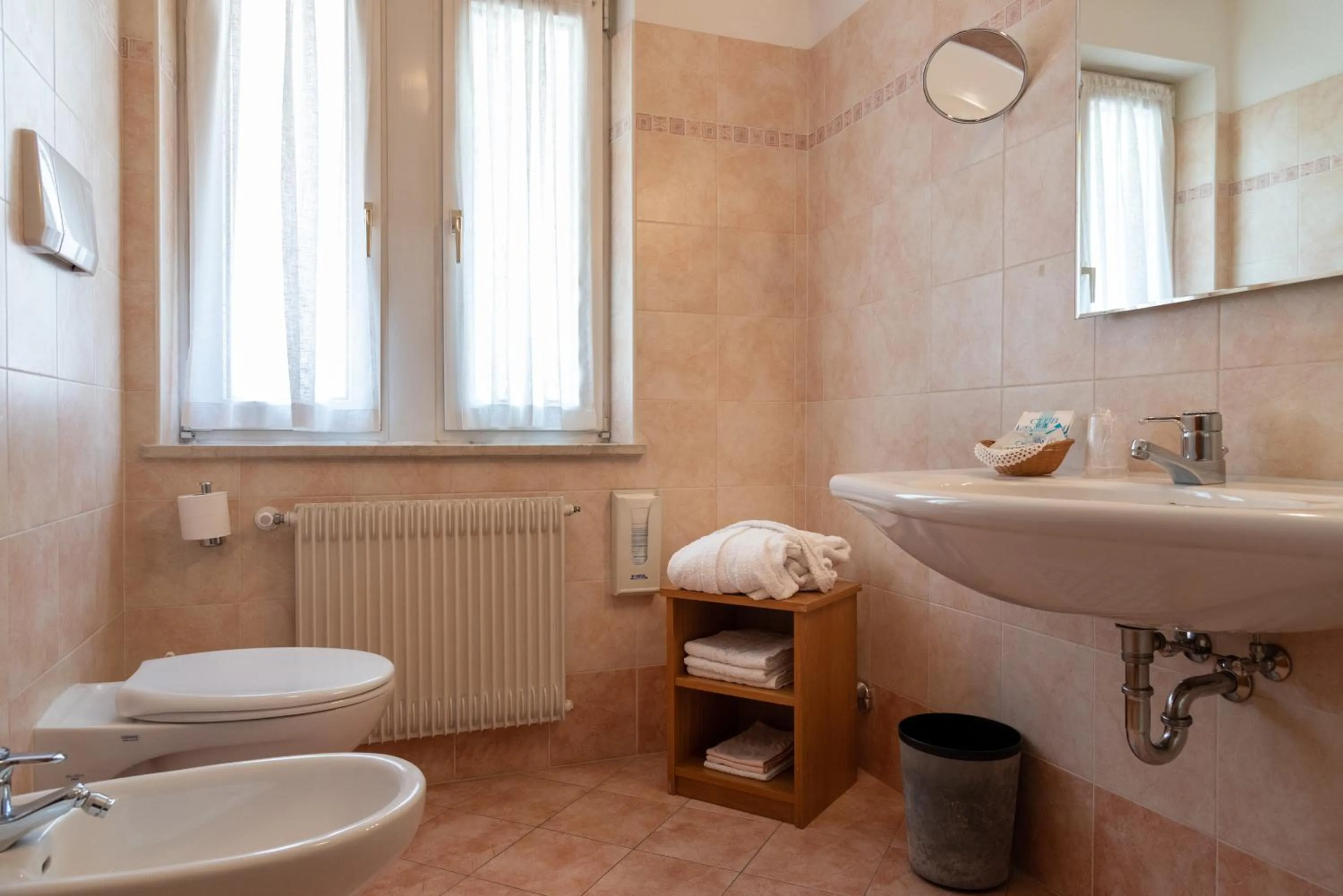 Bathroom in Hotel Londra Slow Living Molveno