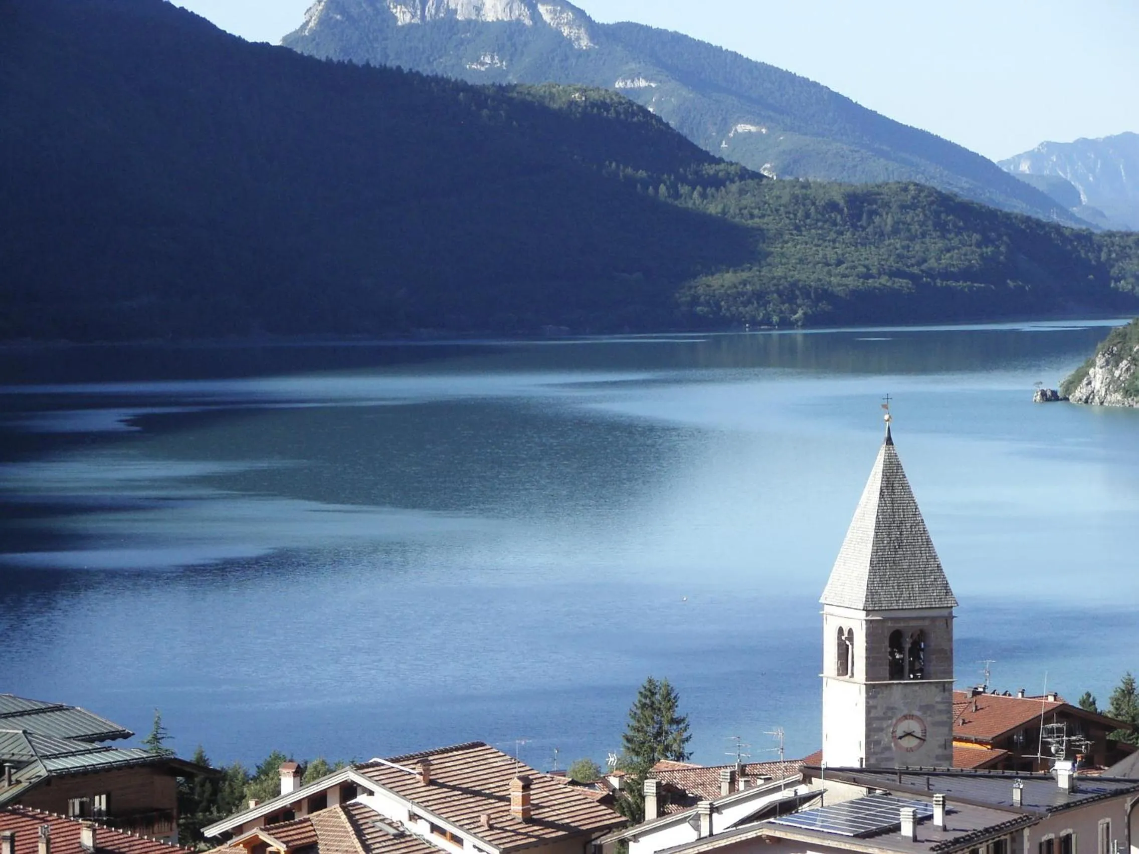 Photo of the whole room in Hotel Londra Slow Living Molveno
