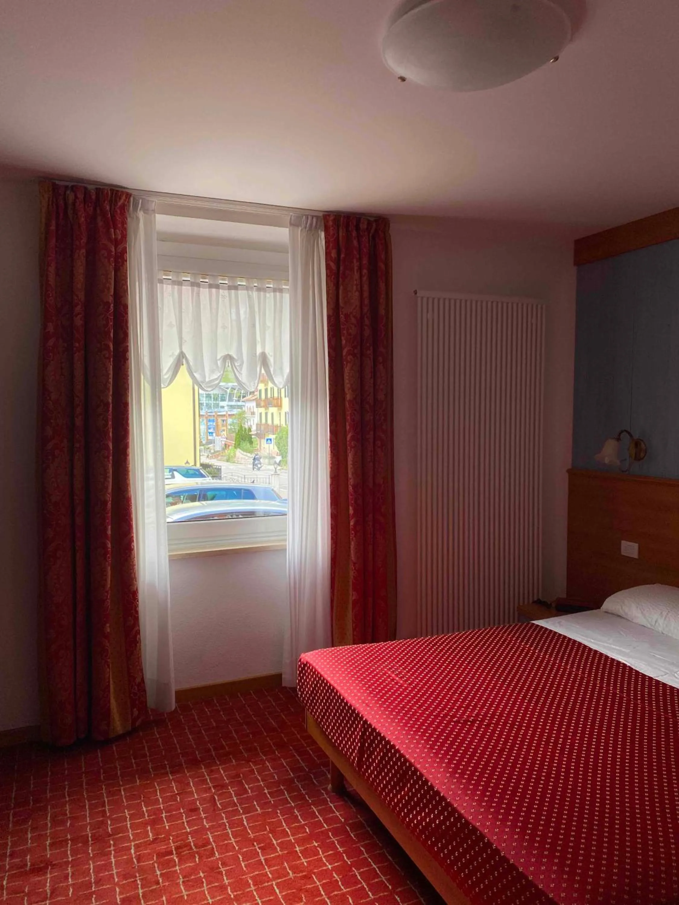 Bed in Hotel Londra Slow Living Molveno