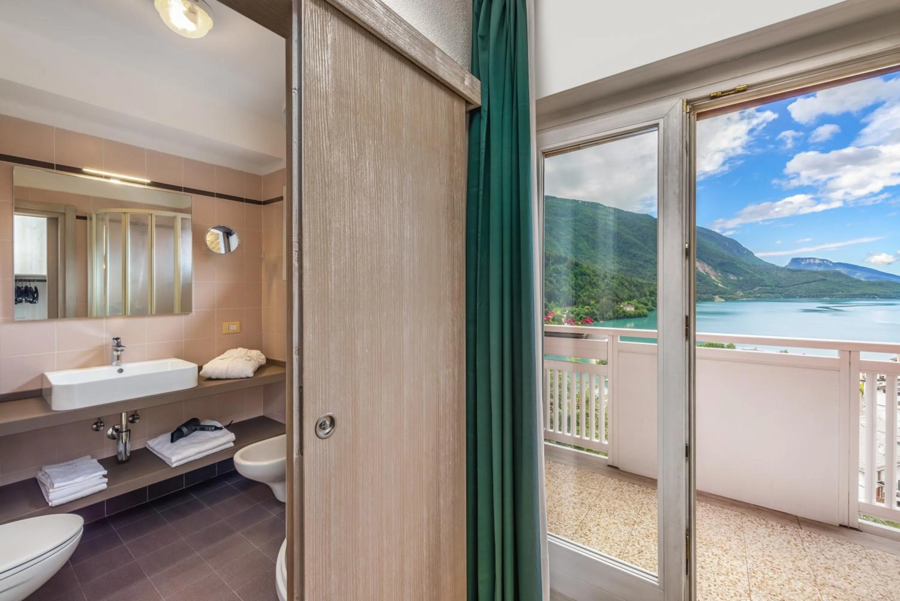 Lake view in Hotel Londra Slow Living Molveno