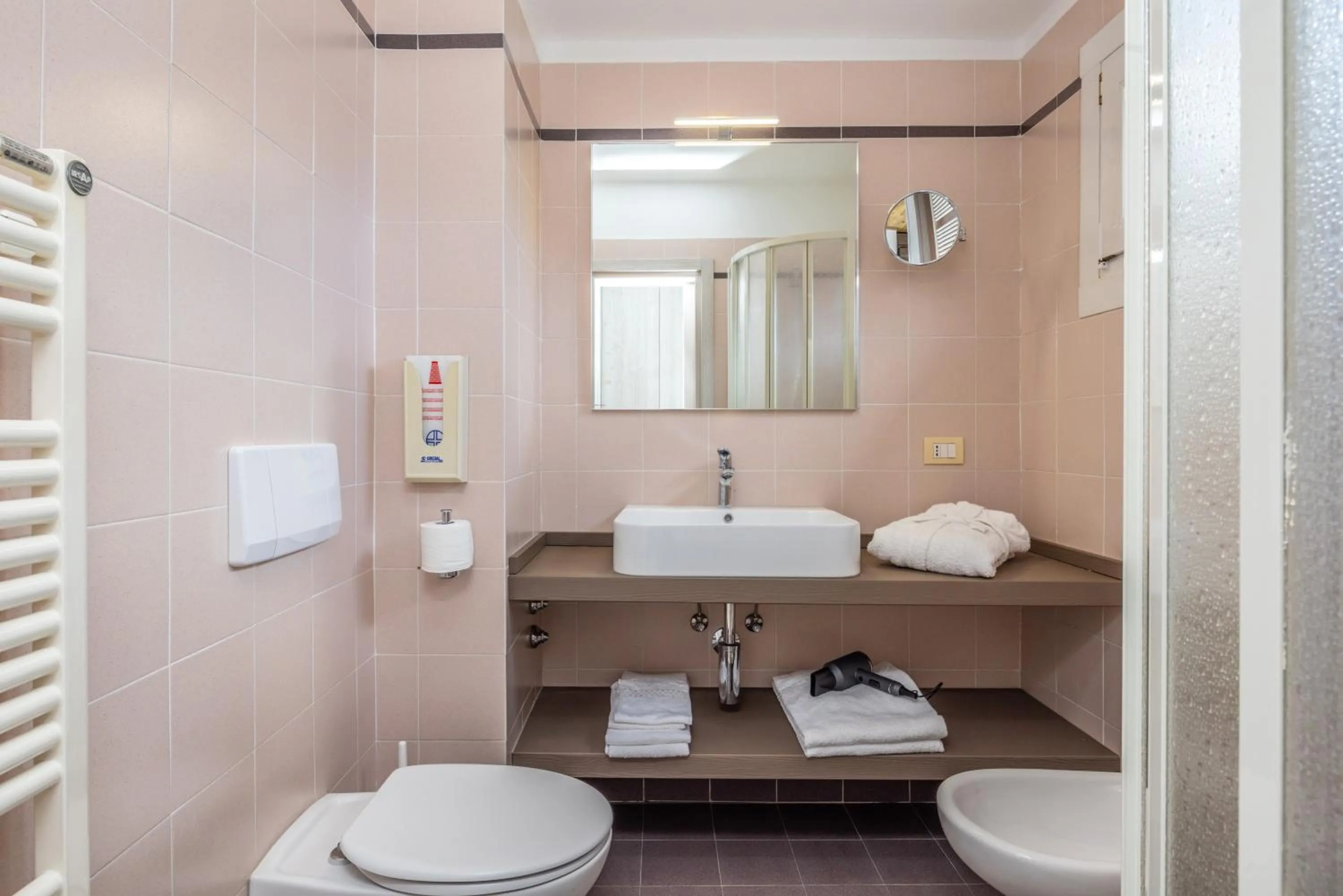 Bathroom in Hotel Londra Slow Living Molveno