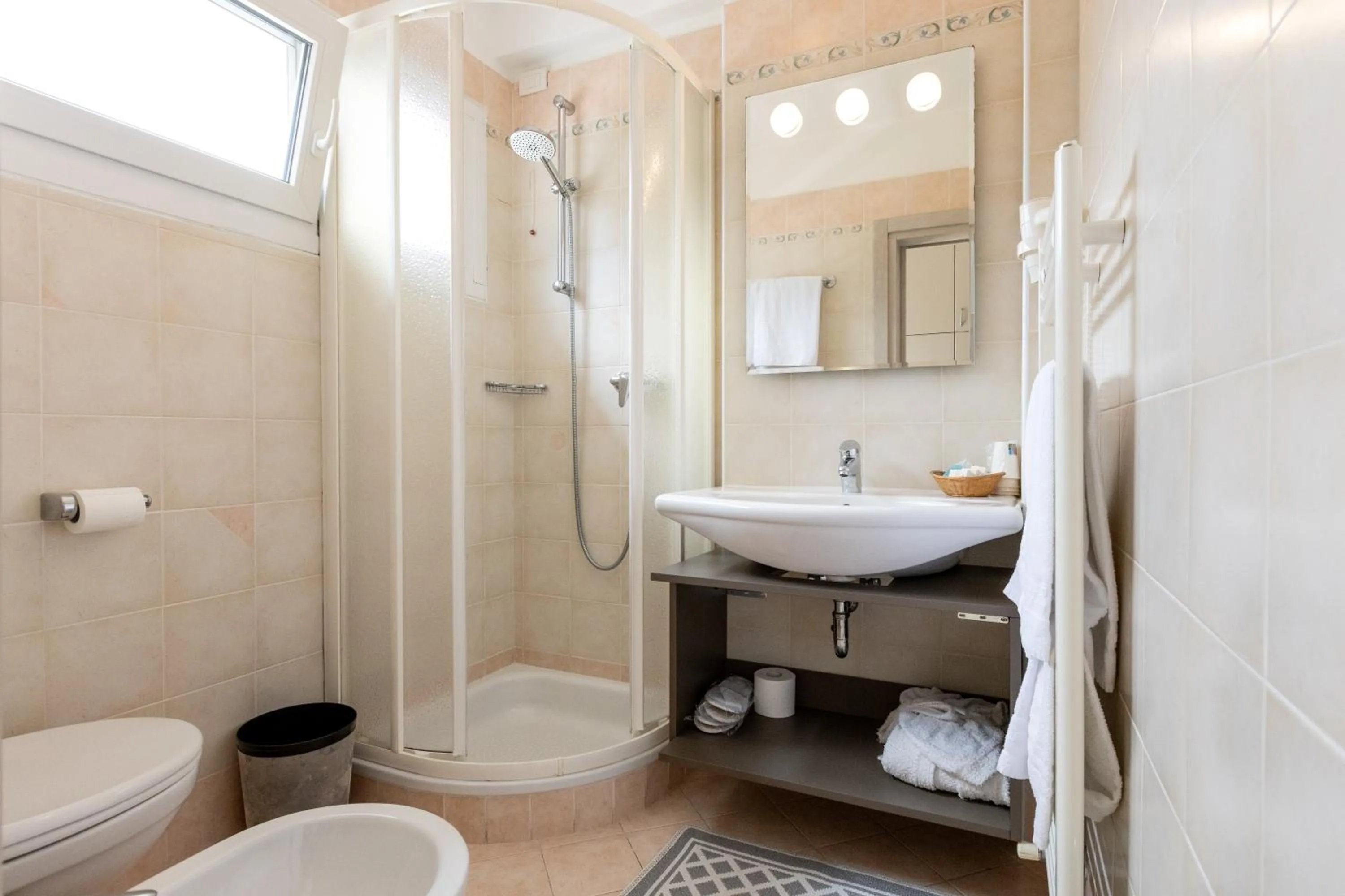 Bathroom in Hotel Londra Slow Living Molveno