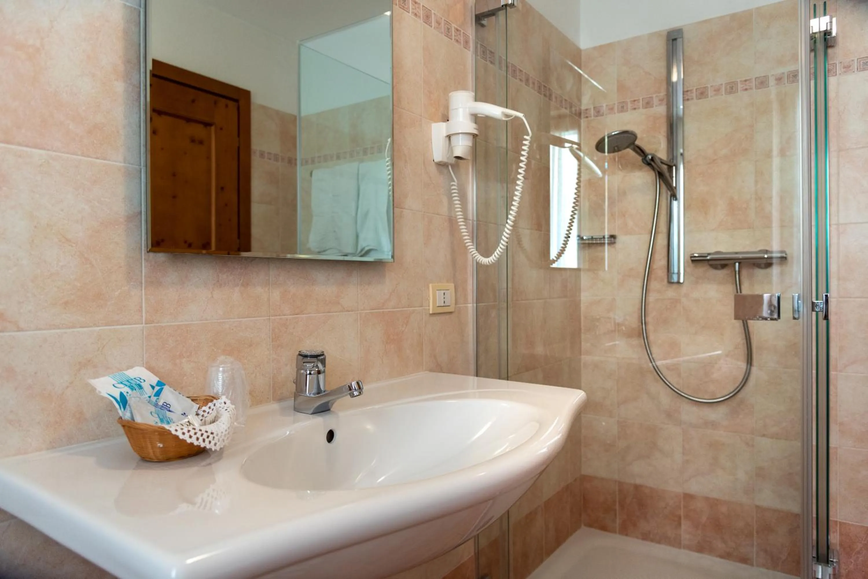 Bathroom in Hotel Londra Slow Living Molveno