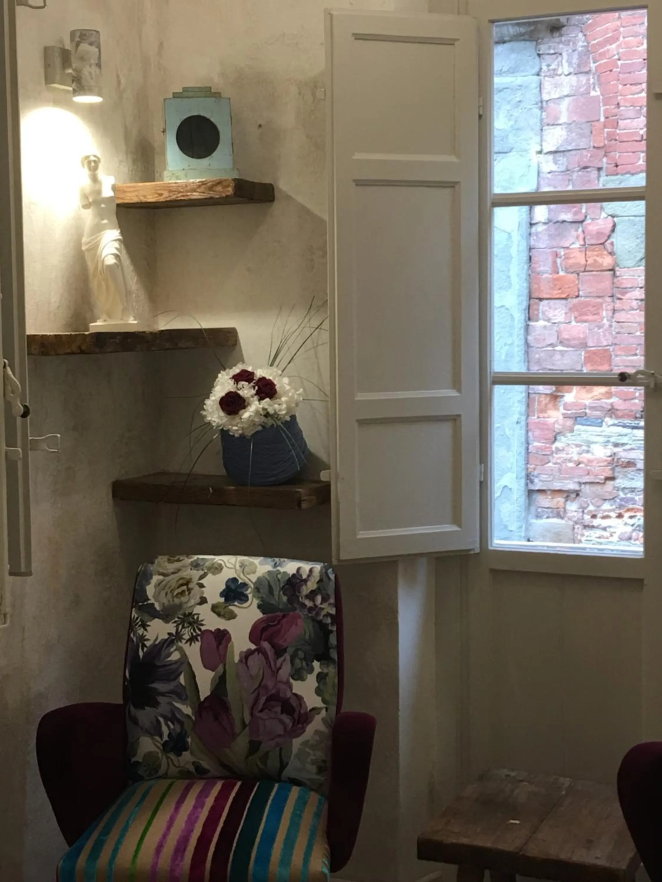 Seating area in Il Pozzo di Santa Zita