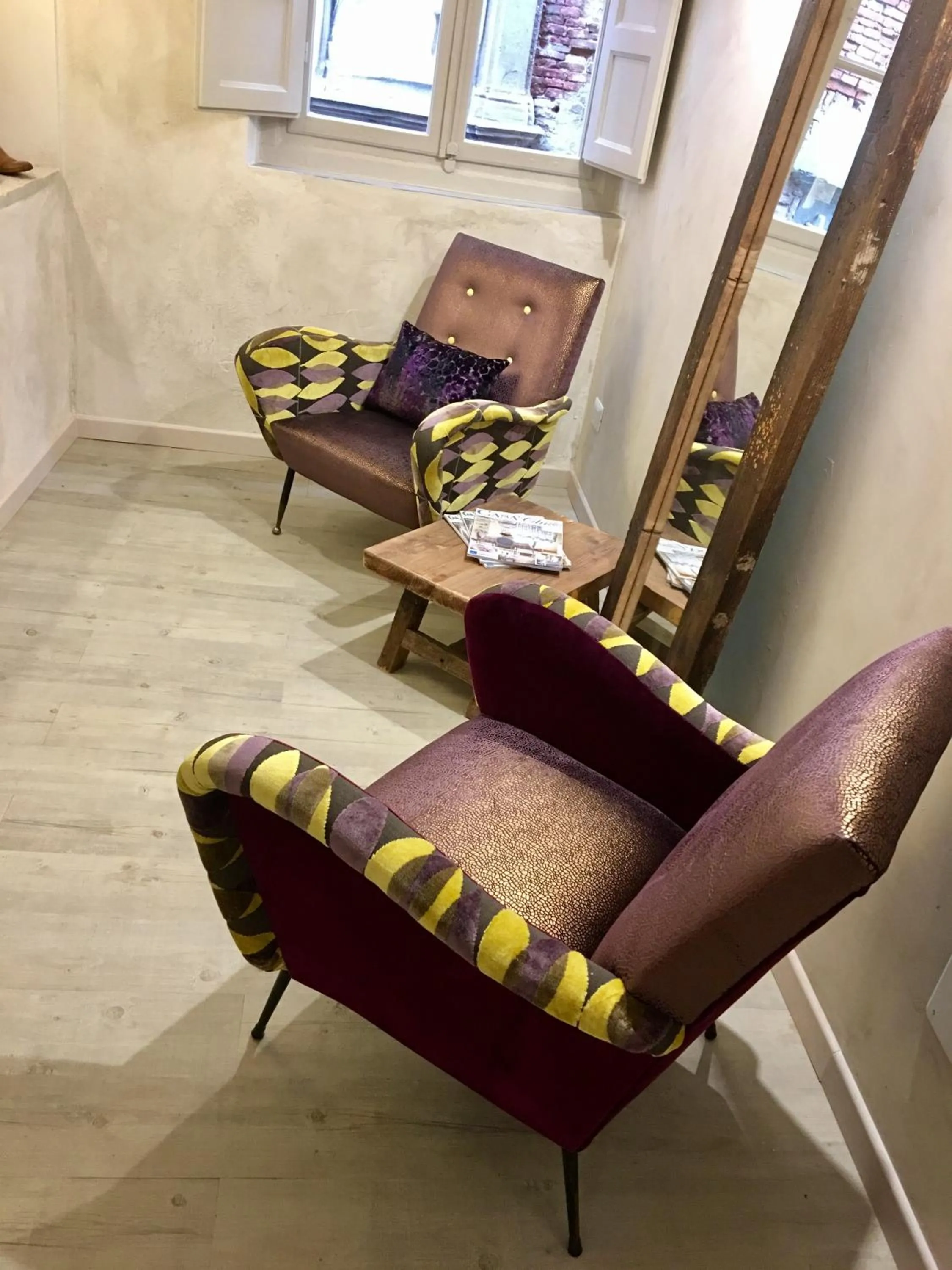 Seating area in Il Pozzo di Santa Zita