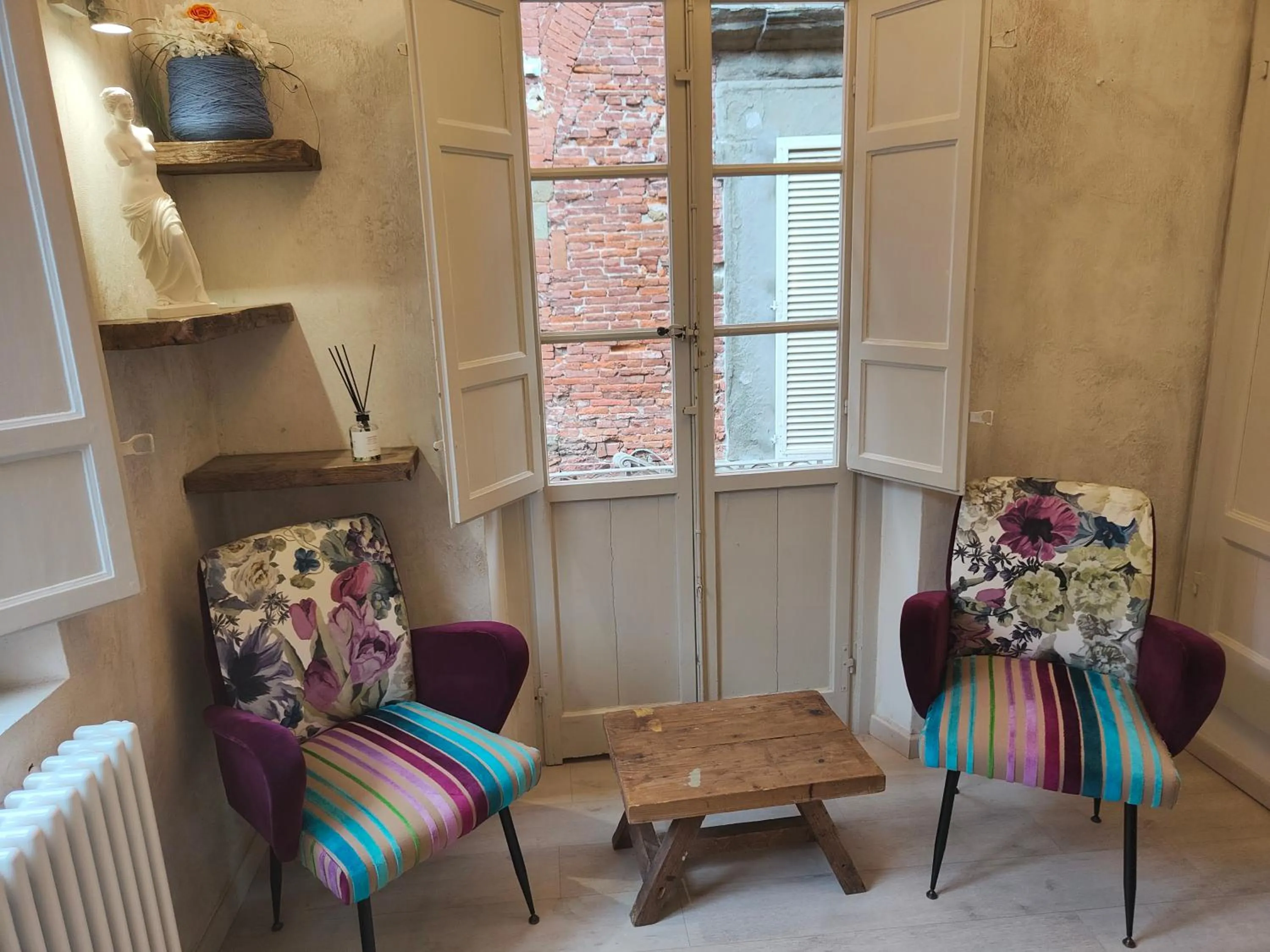 Seating area in Il Pozzo di Santa Zita