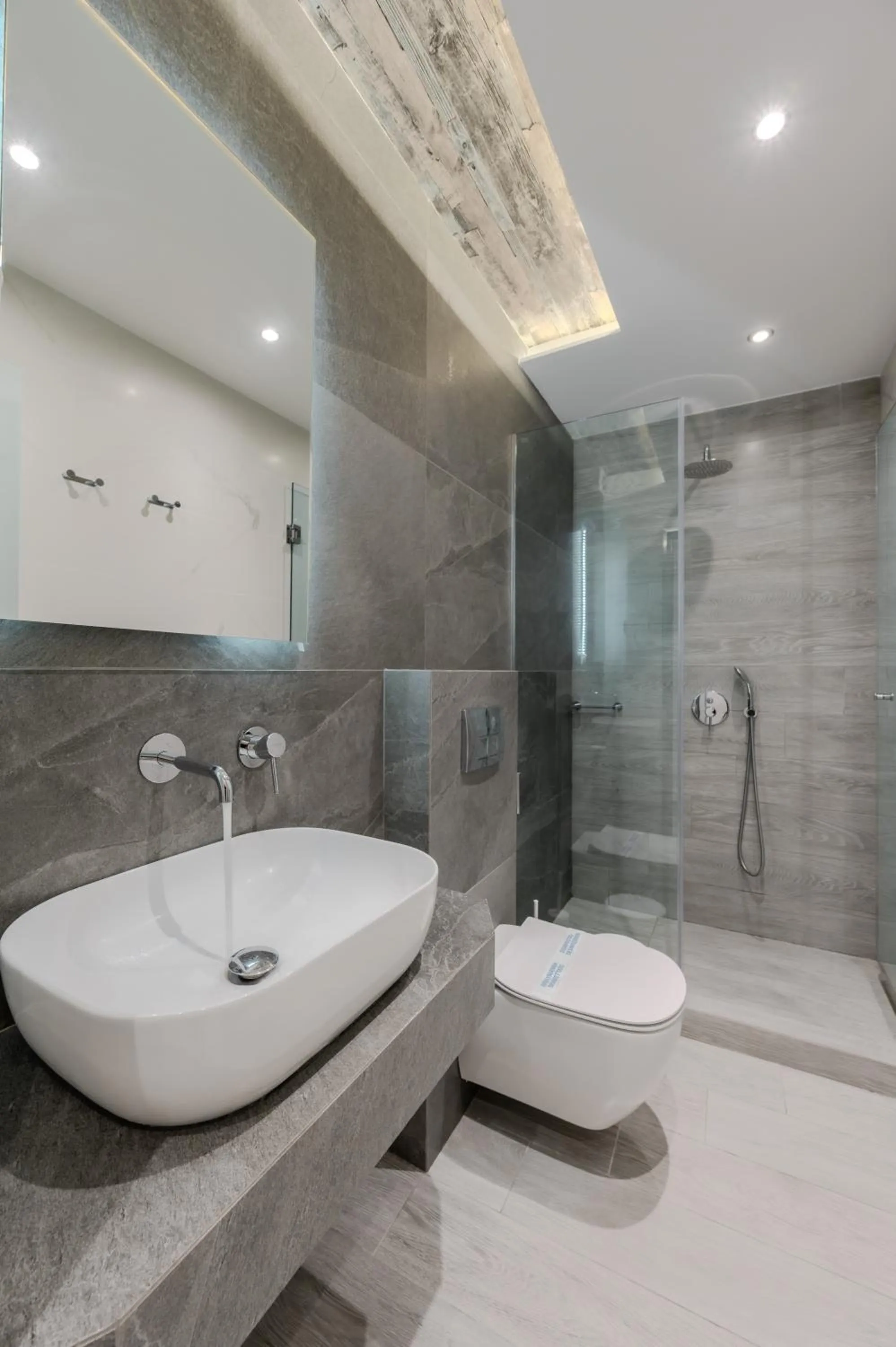 Shower in Metsikas Residence