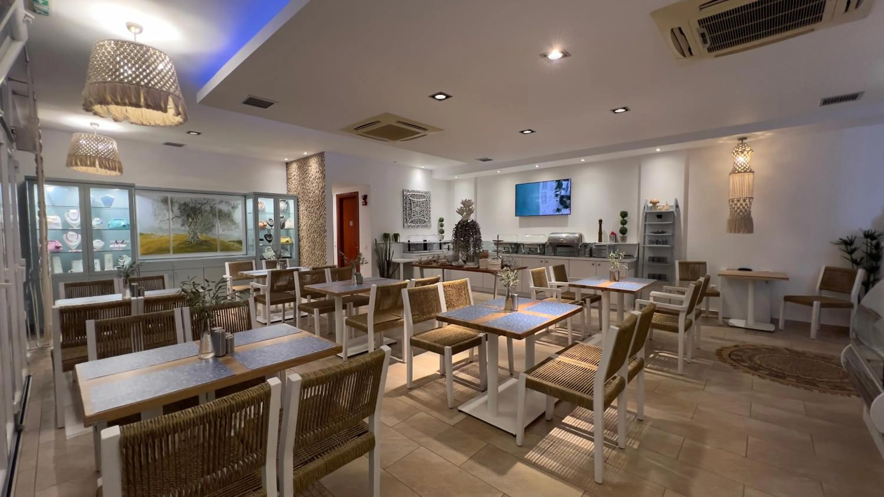 Restaurant/places to eat in Metsikas Residence