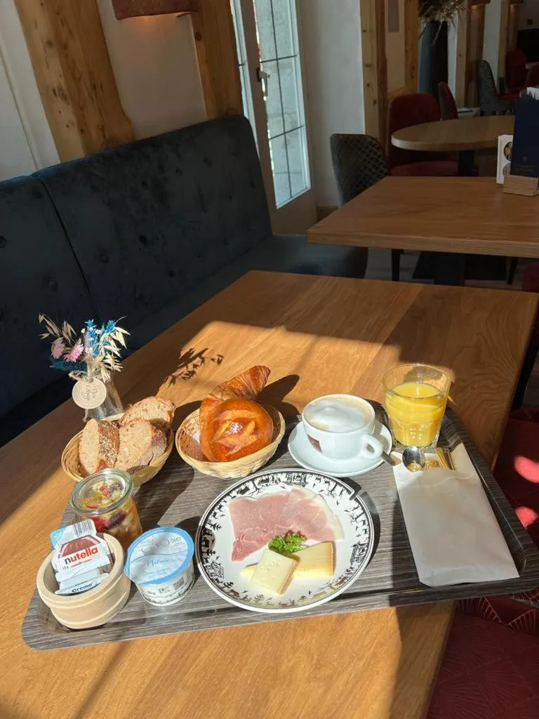 Continental breakfast in Résidence le Sapin & Bains de la Gruyère