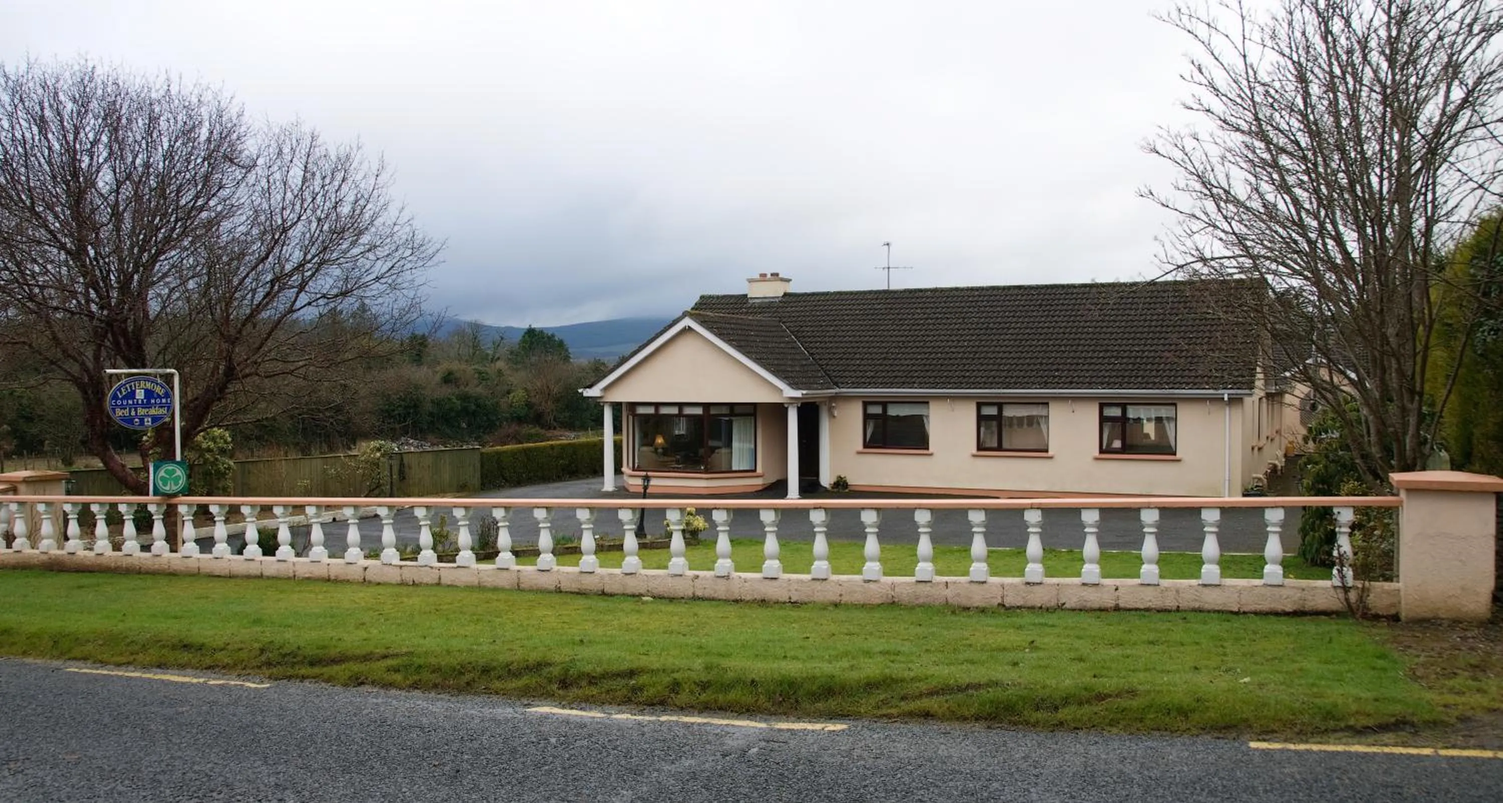 Facade/entrance in Lettermore Country Home