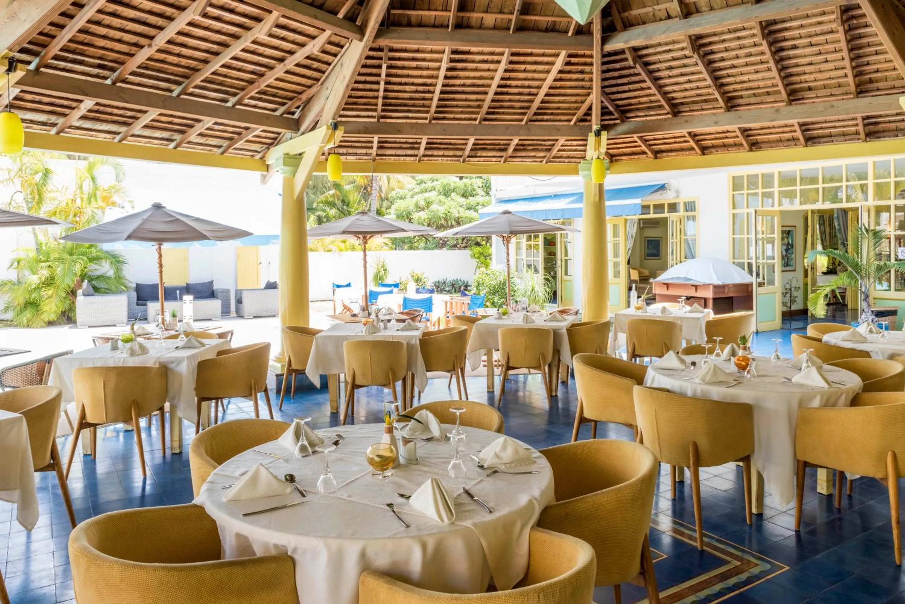 Restaurant/places to eat in Le Nautile Beachfront