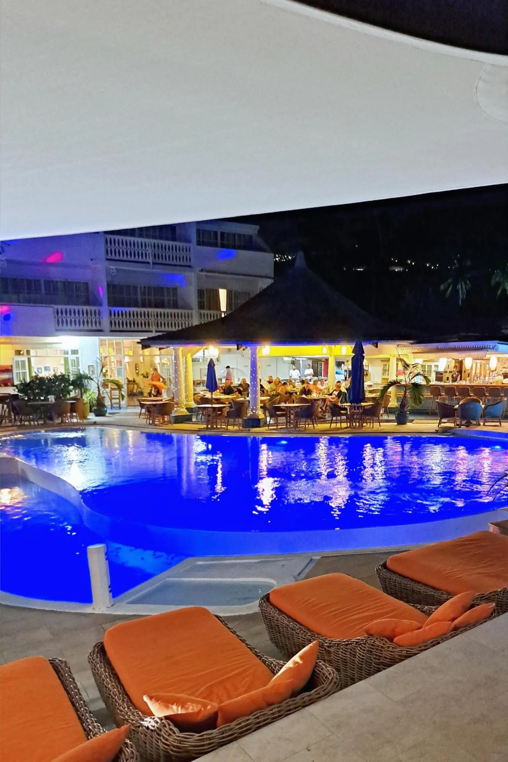 Restaurant/places to eat in Le Nautile Beachfront