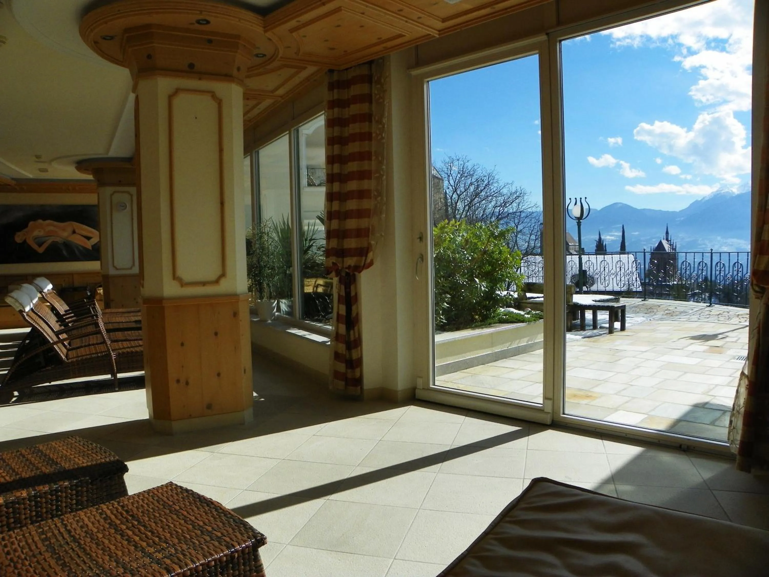 Communal lounge/ TV room in Hotel Finkennest - Panoramic Garden Resort