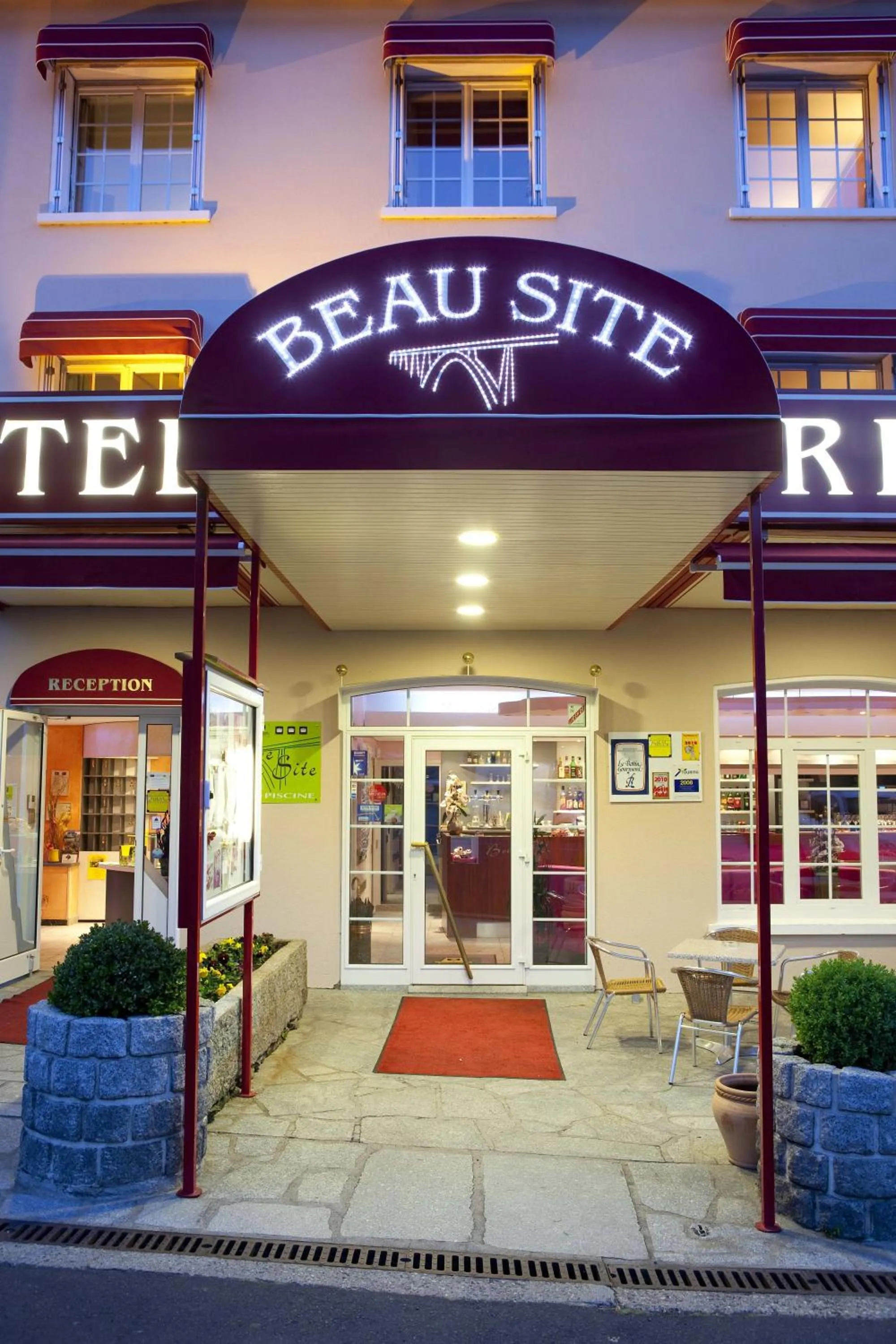 Facade/entrance in Logis Hôtel Beau Site
