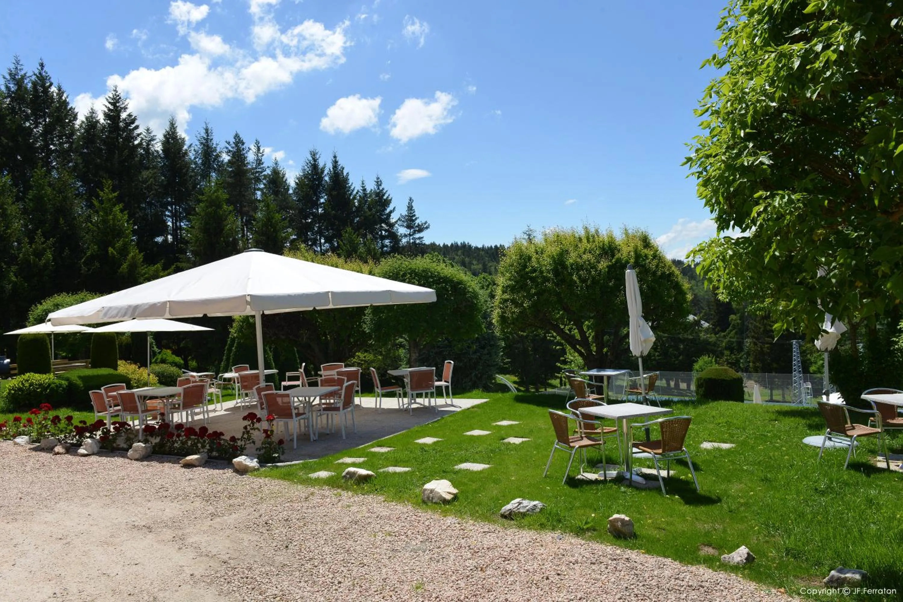 Garden in Logis Hôtel Beau Site