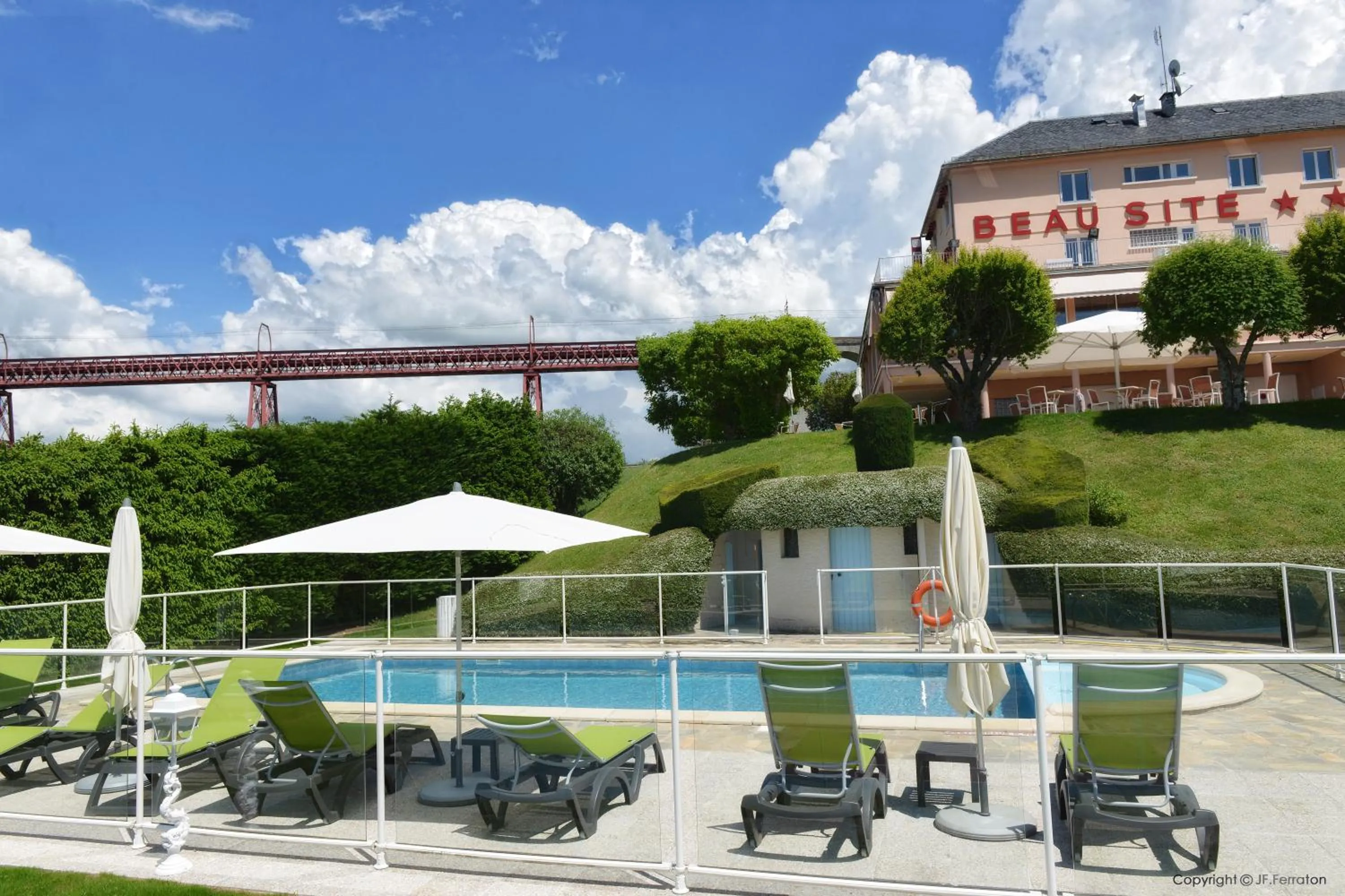 Garden in Logis Hôtel Beau Site