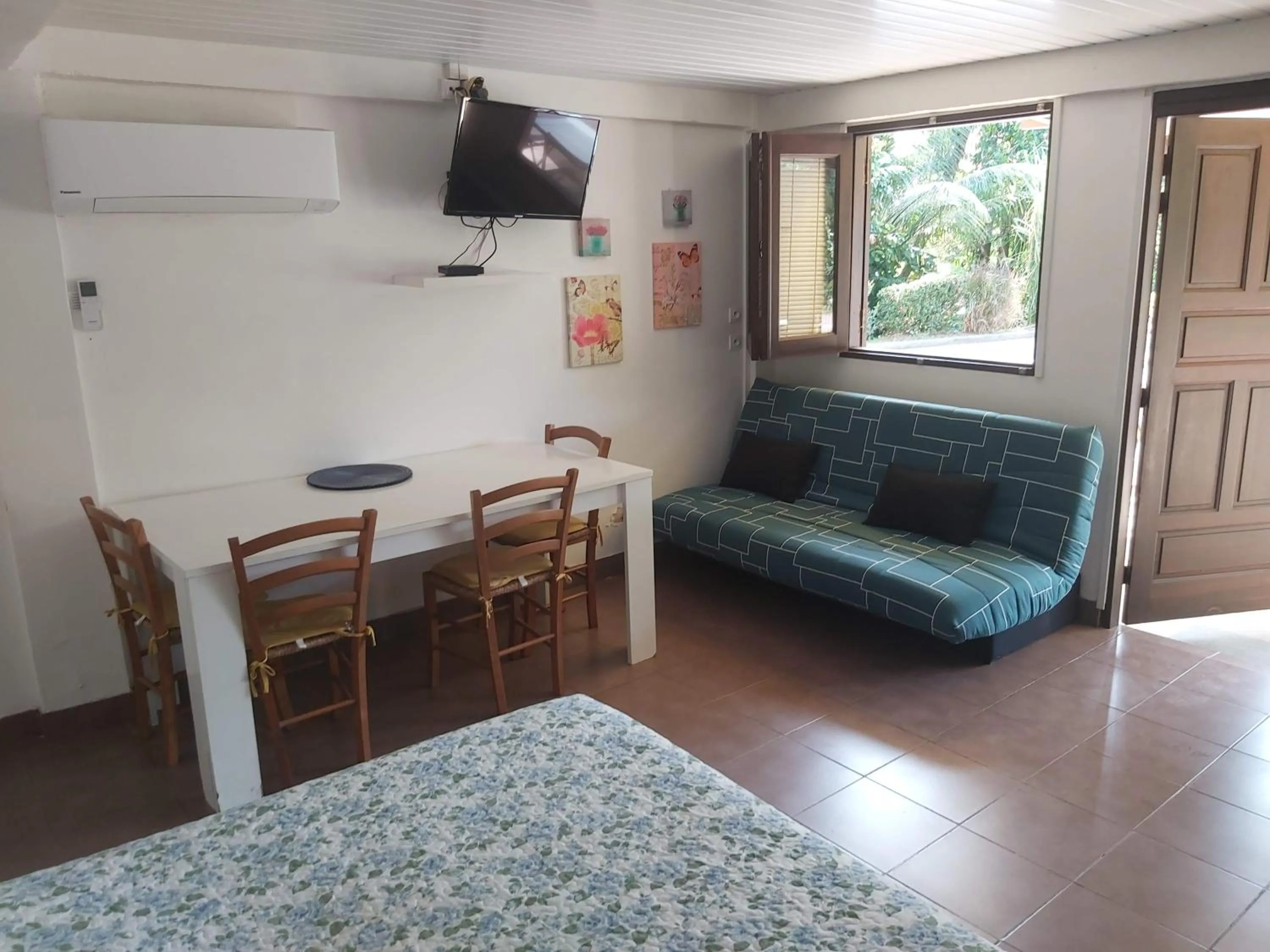 TV and multimedia in Au Petit Canal Fleuri