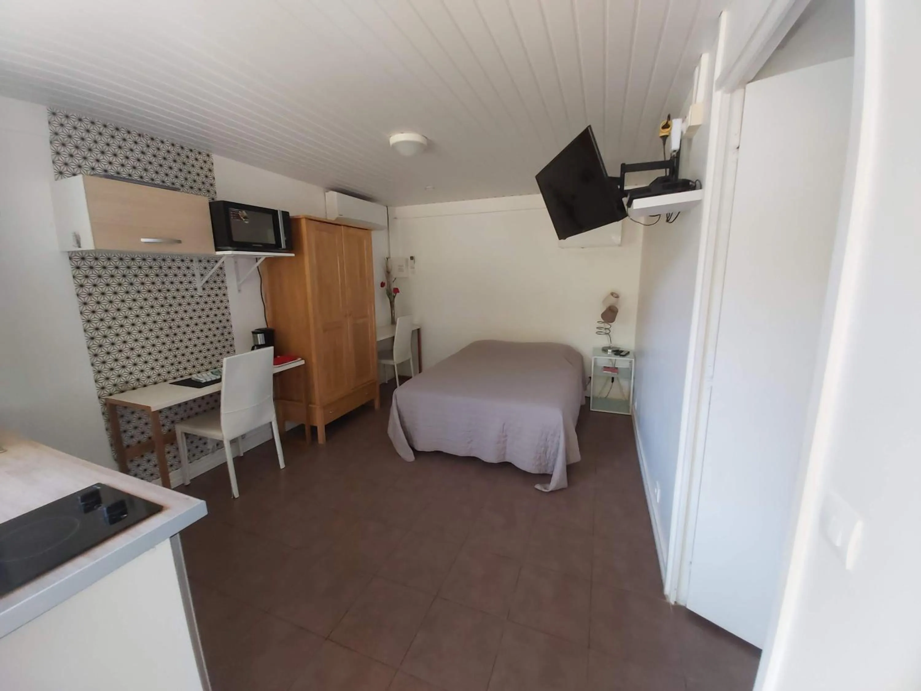 Photo of the whole room, Bed in Au Petit Canal Fleuri