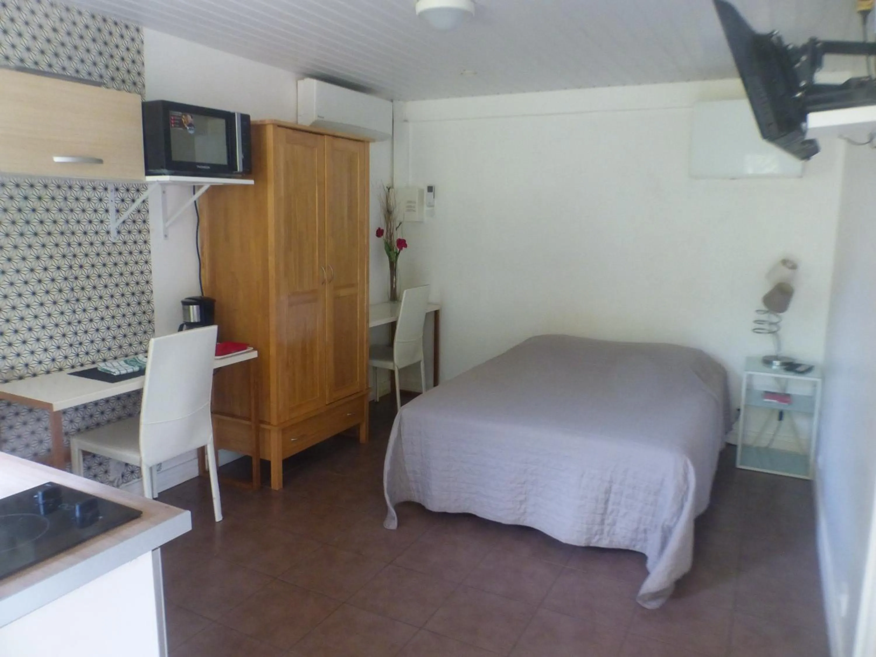 Photo of the whole room, Bed in Au Petit Canal Fleuri