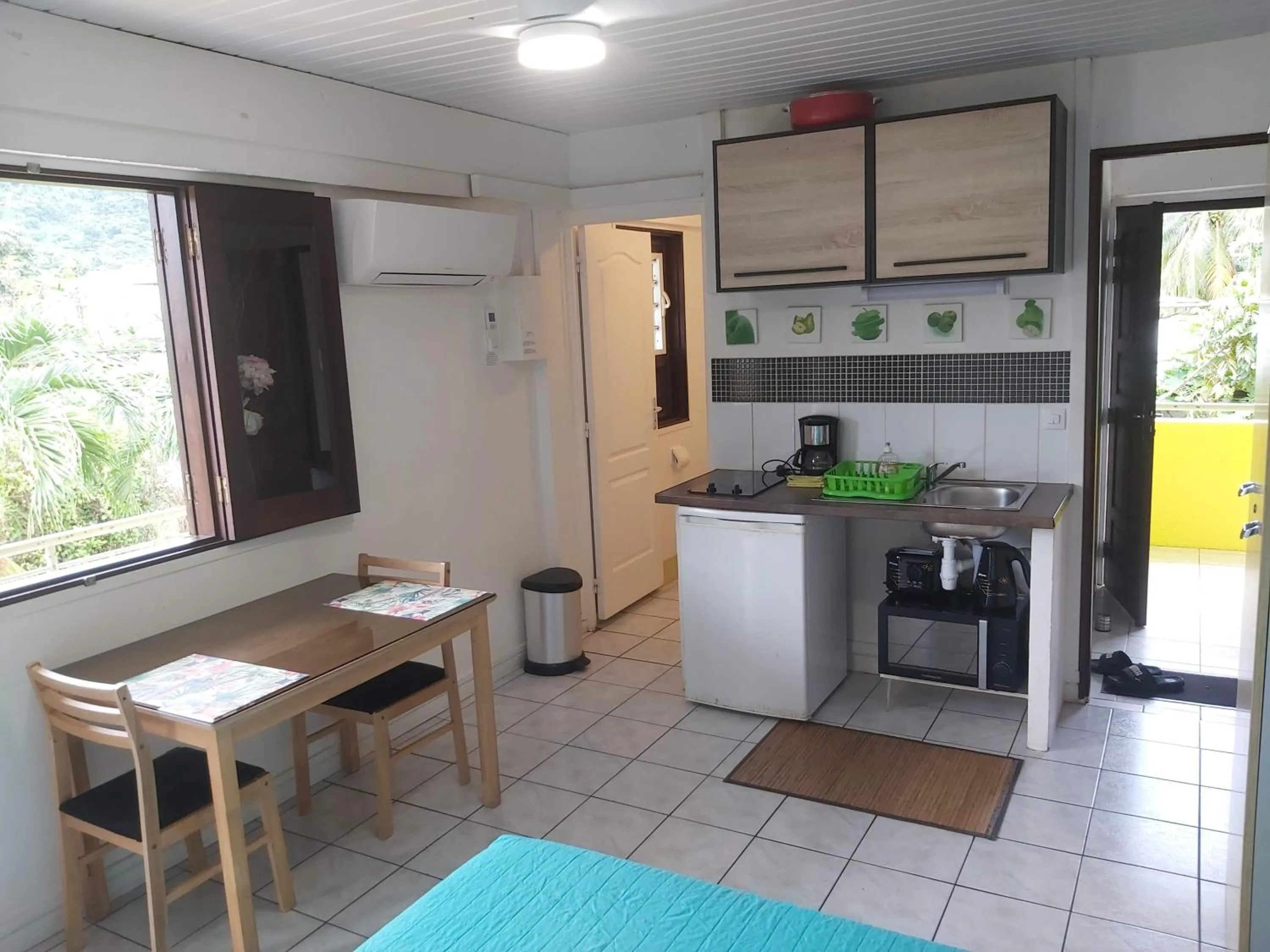 Kitchen or kitchenette in Au Petit Canal Fleuri