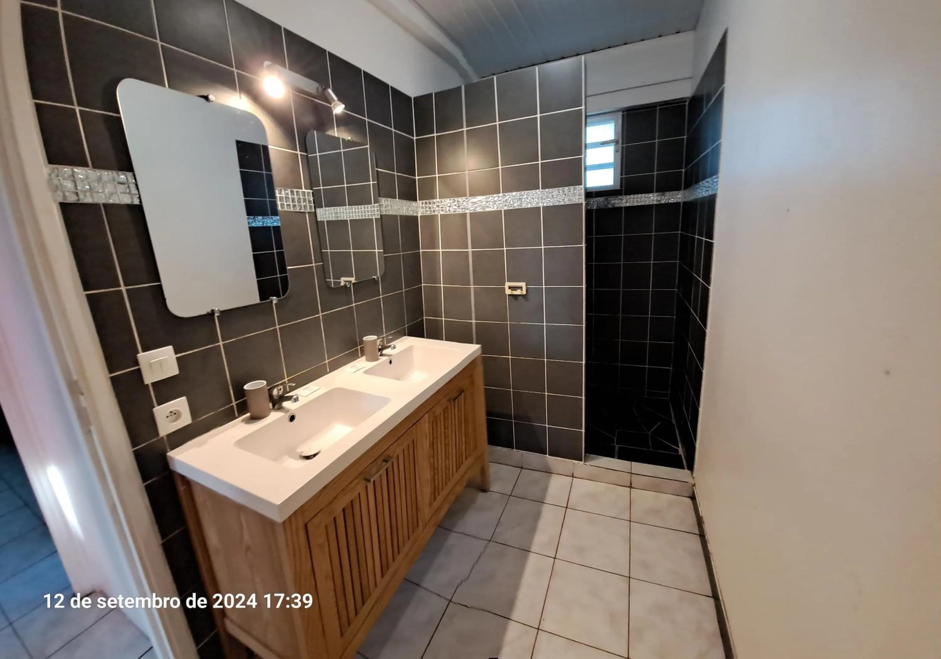 Shower in Au Petit Canal Fleuri