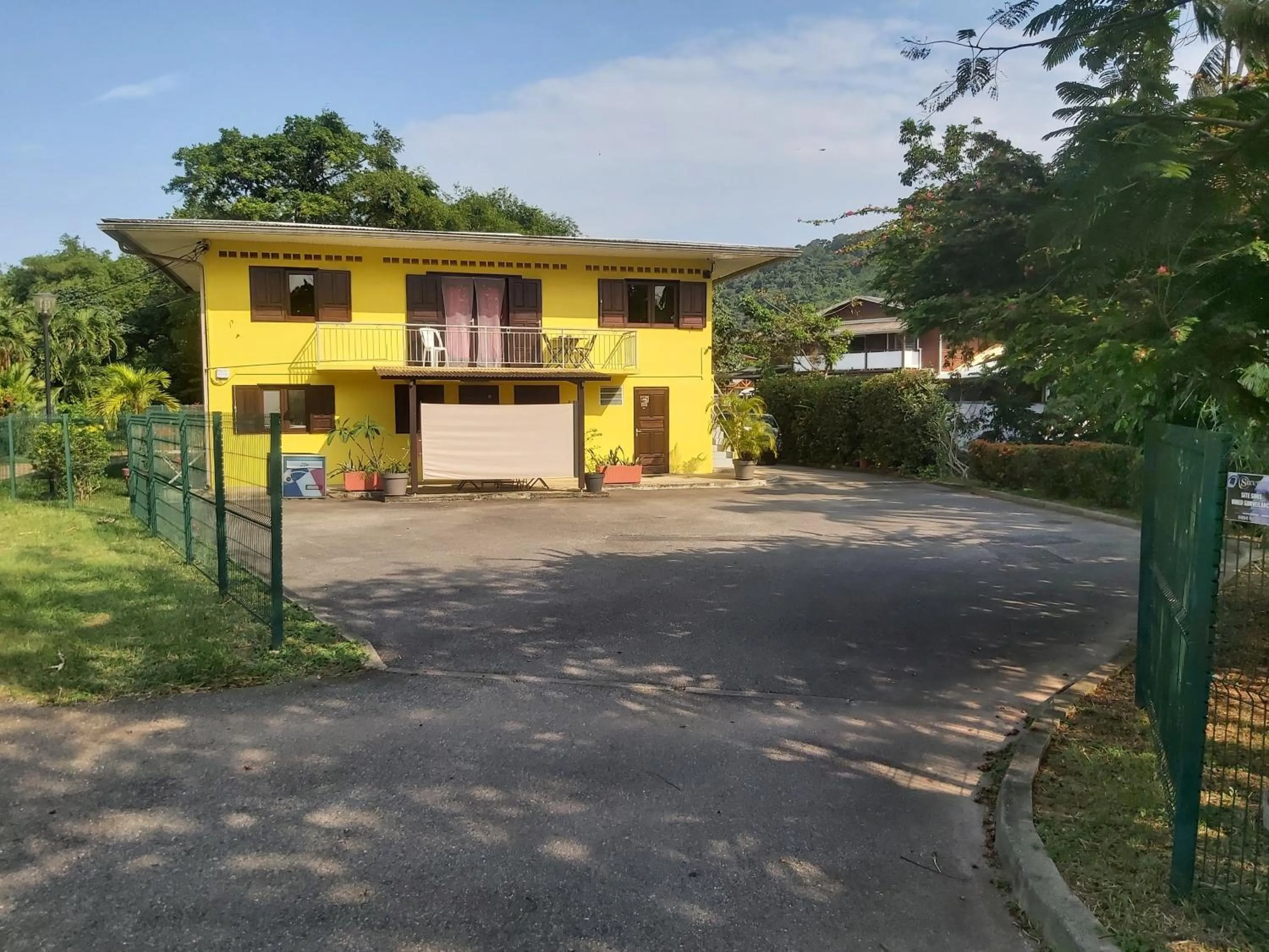 Property building in Au Petit Canal Fleuri