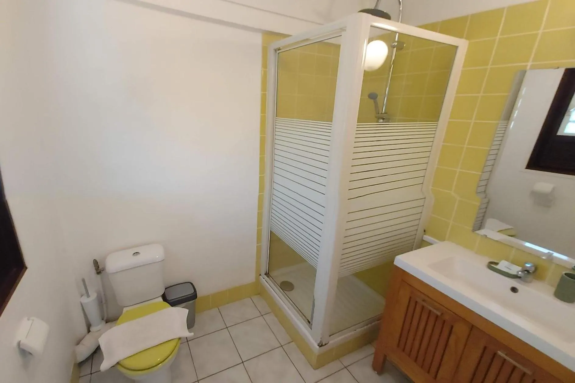 Toilet in Au Petit Canal Fleuri