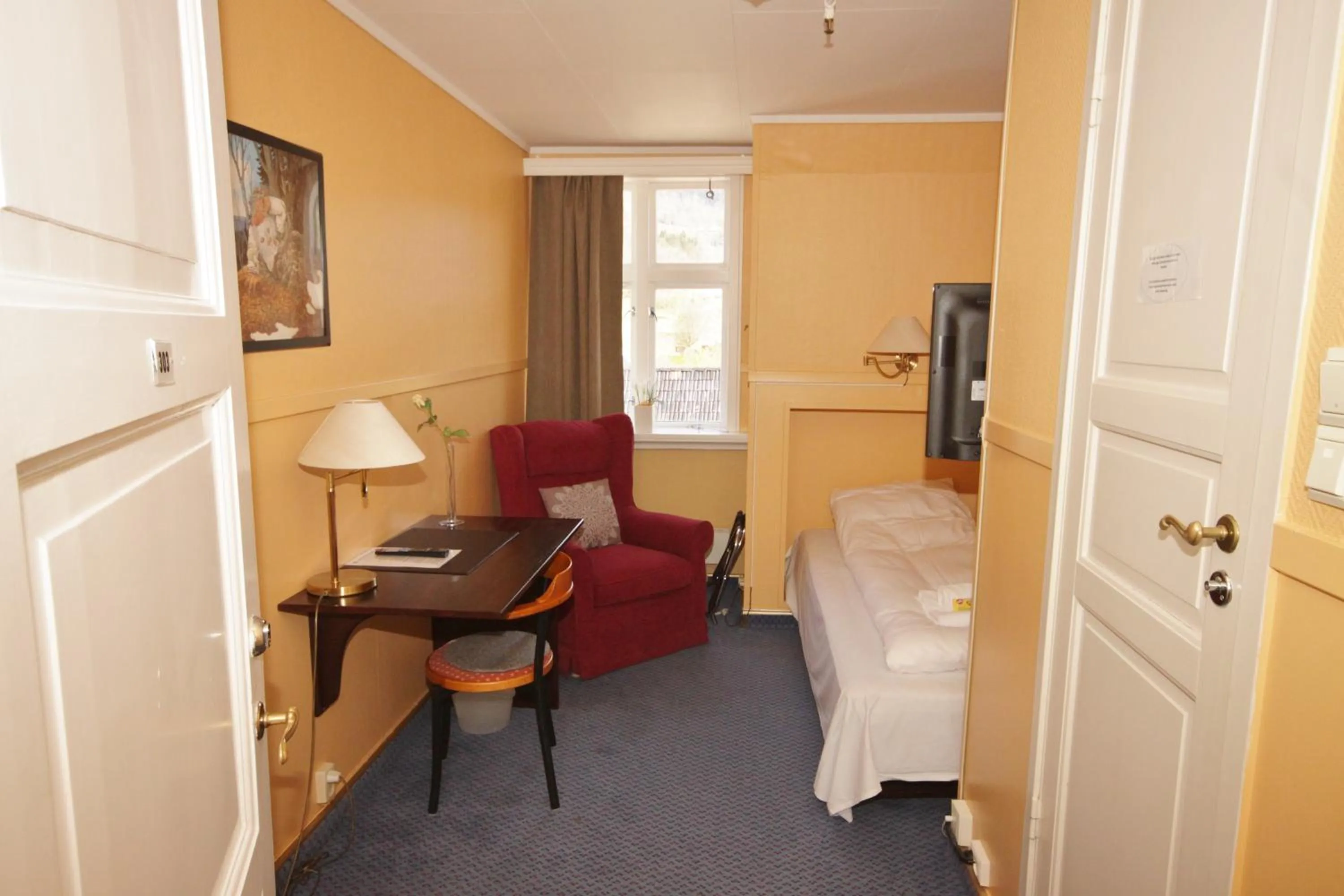 Bathroom, Bed in Sauda Fjordhotell