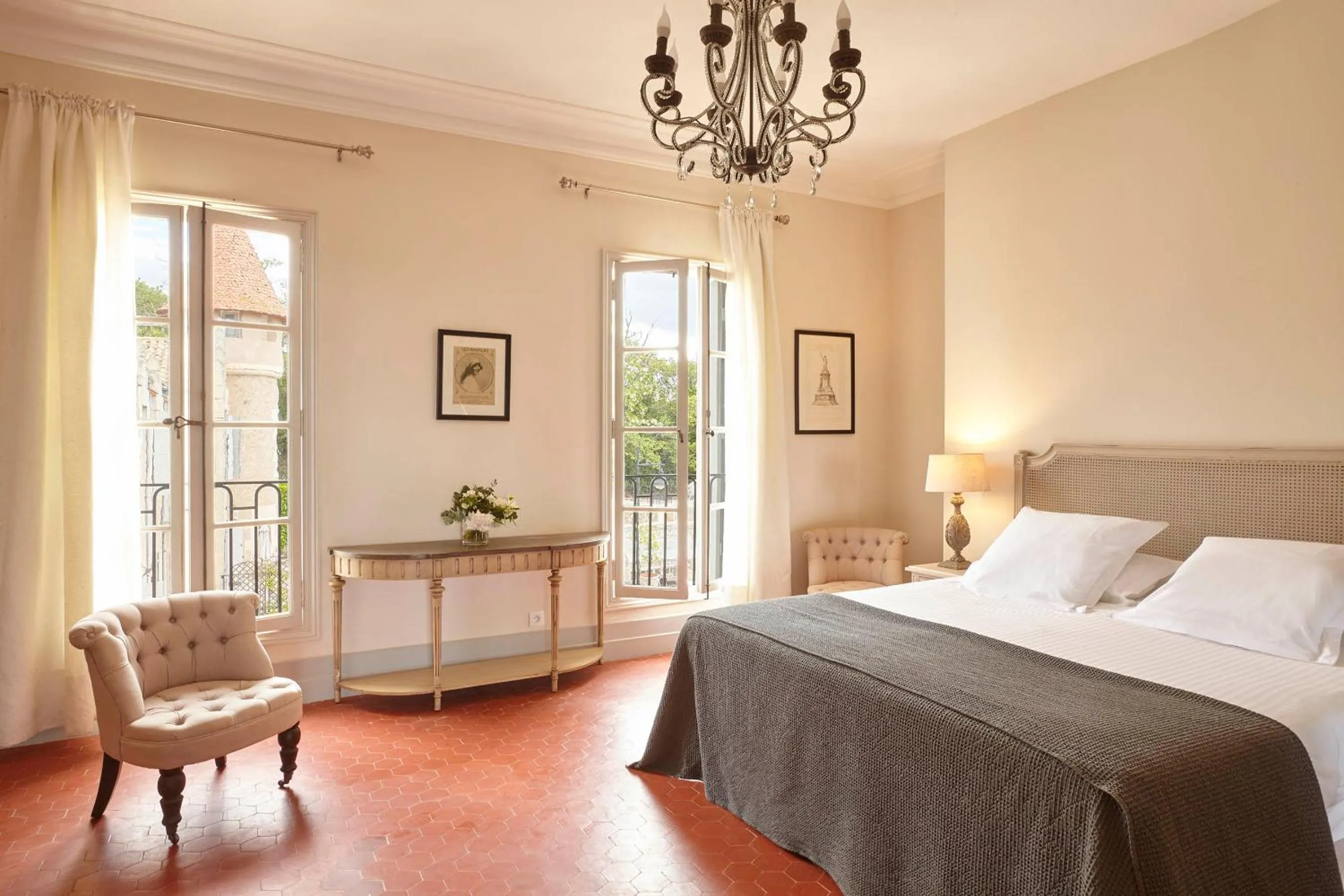 Photo of the whole room, Bed in Château Les Carrasses