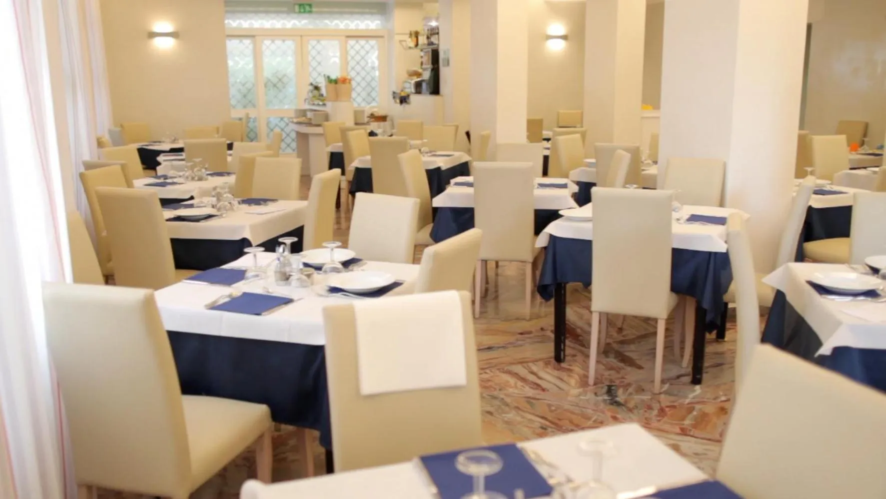 Restaurant/places to eat in Family Hotel Antibes -50m dal mare -