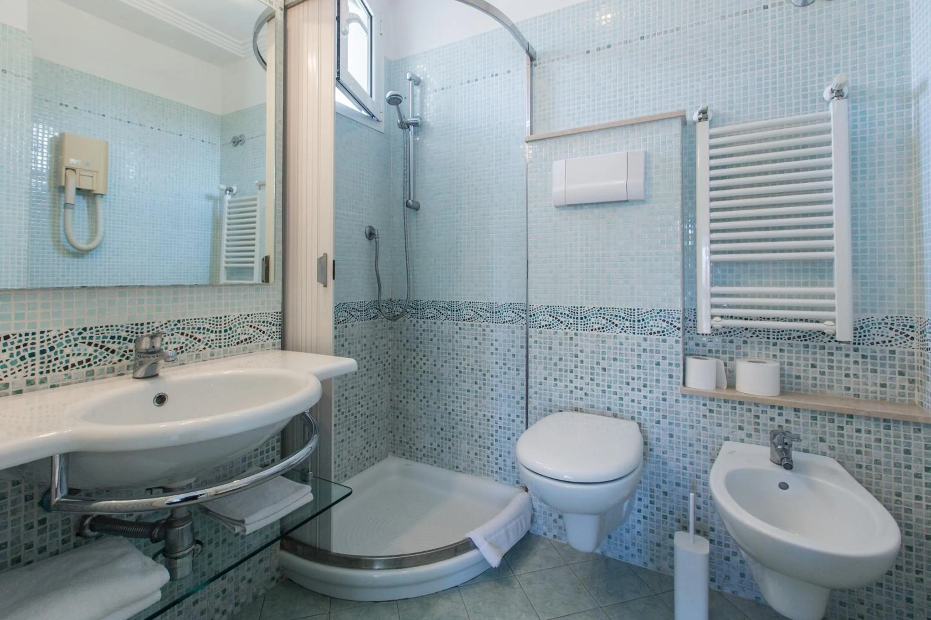 Shower in Family Hotel Antibes -50m dal mare -