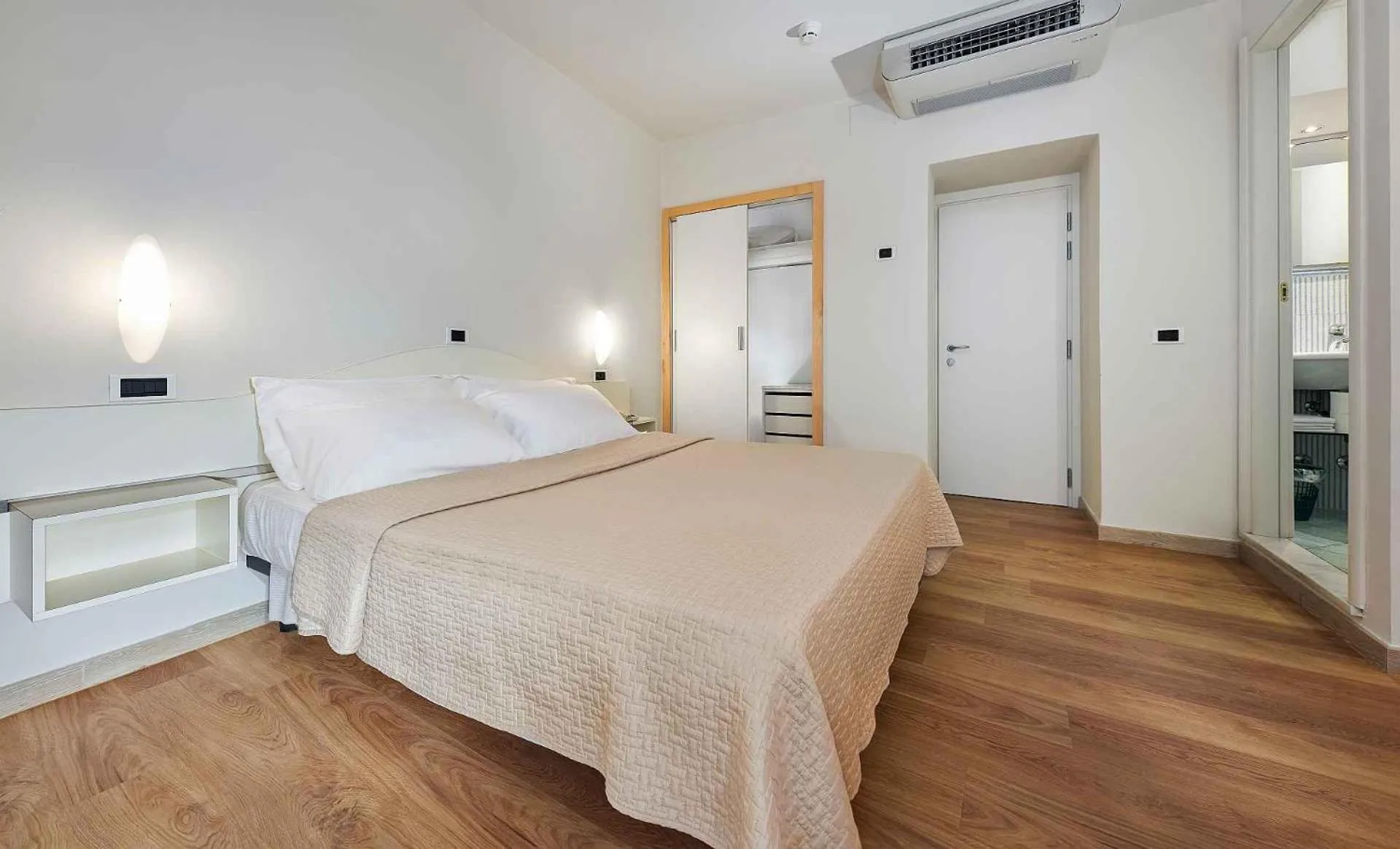 Bed in Family Hotel Antibes -50m dal mare -