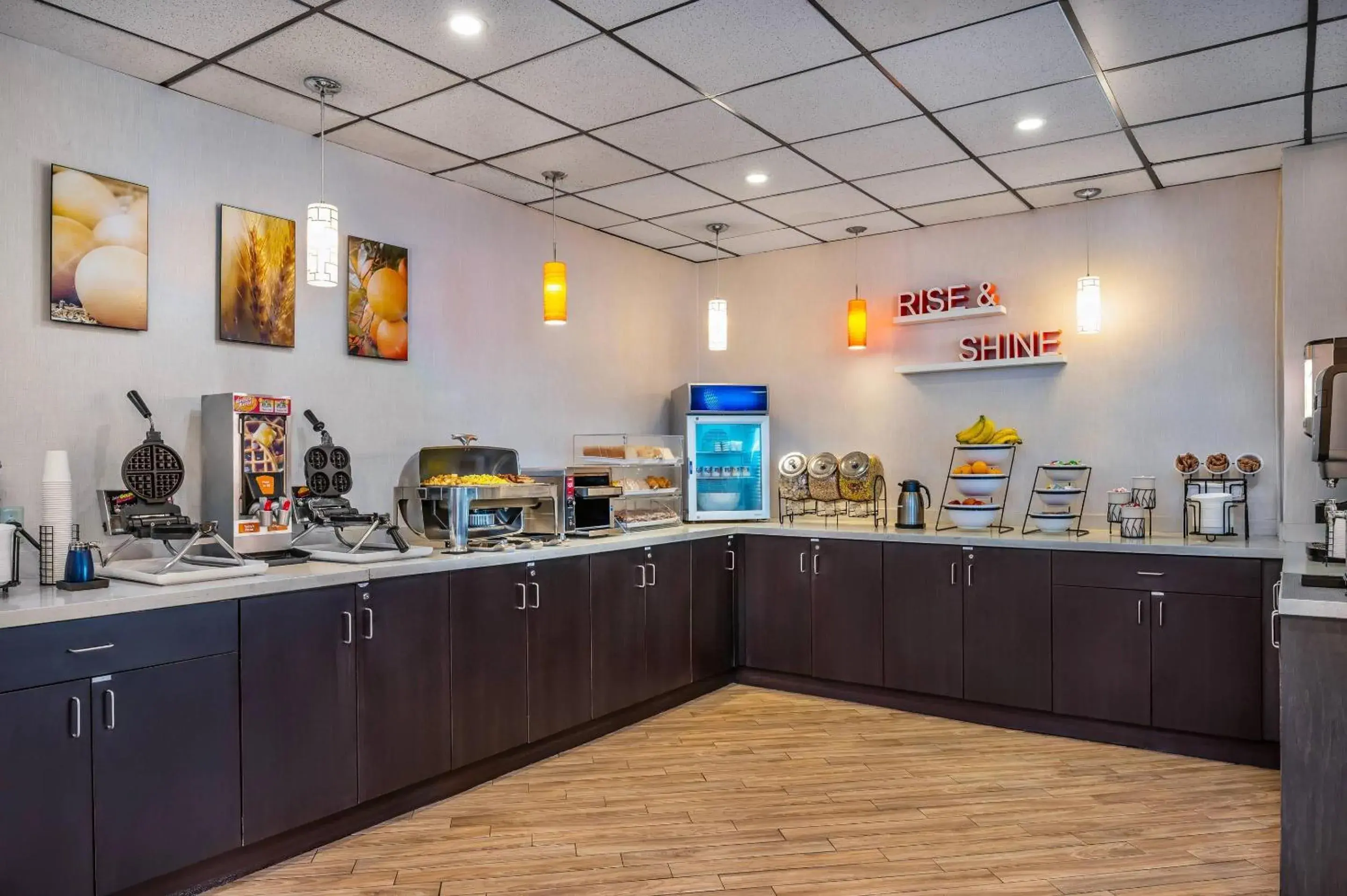 Breakfast in Comfort Inn & Suites Breakfast in Comfort Inn & Suites