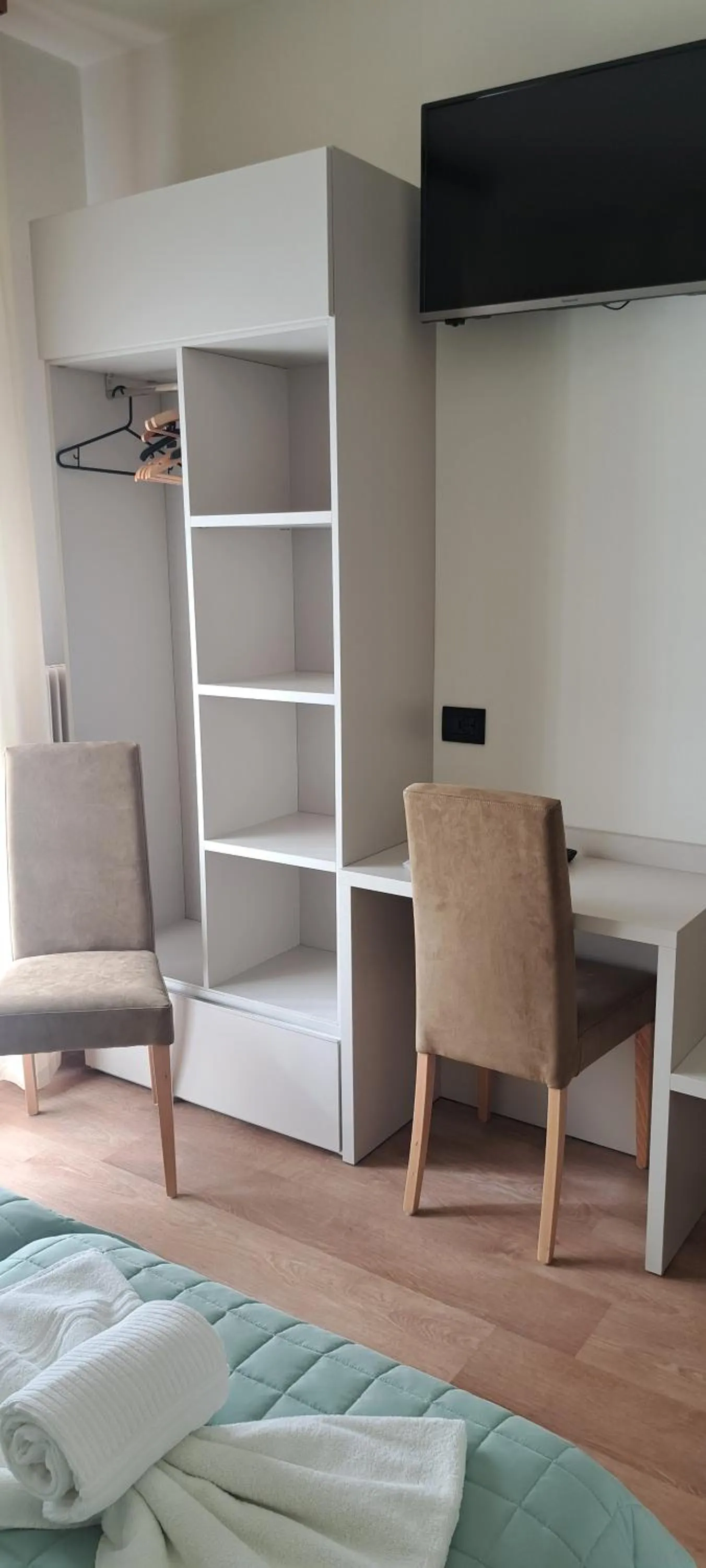 wardrobe, Bed in Garnì Casa Rabagno