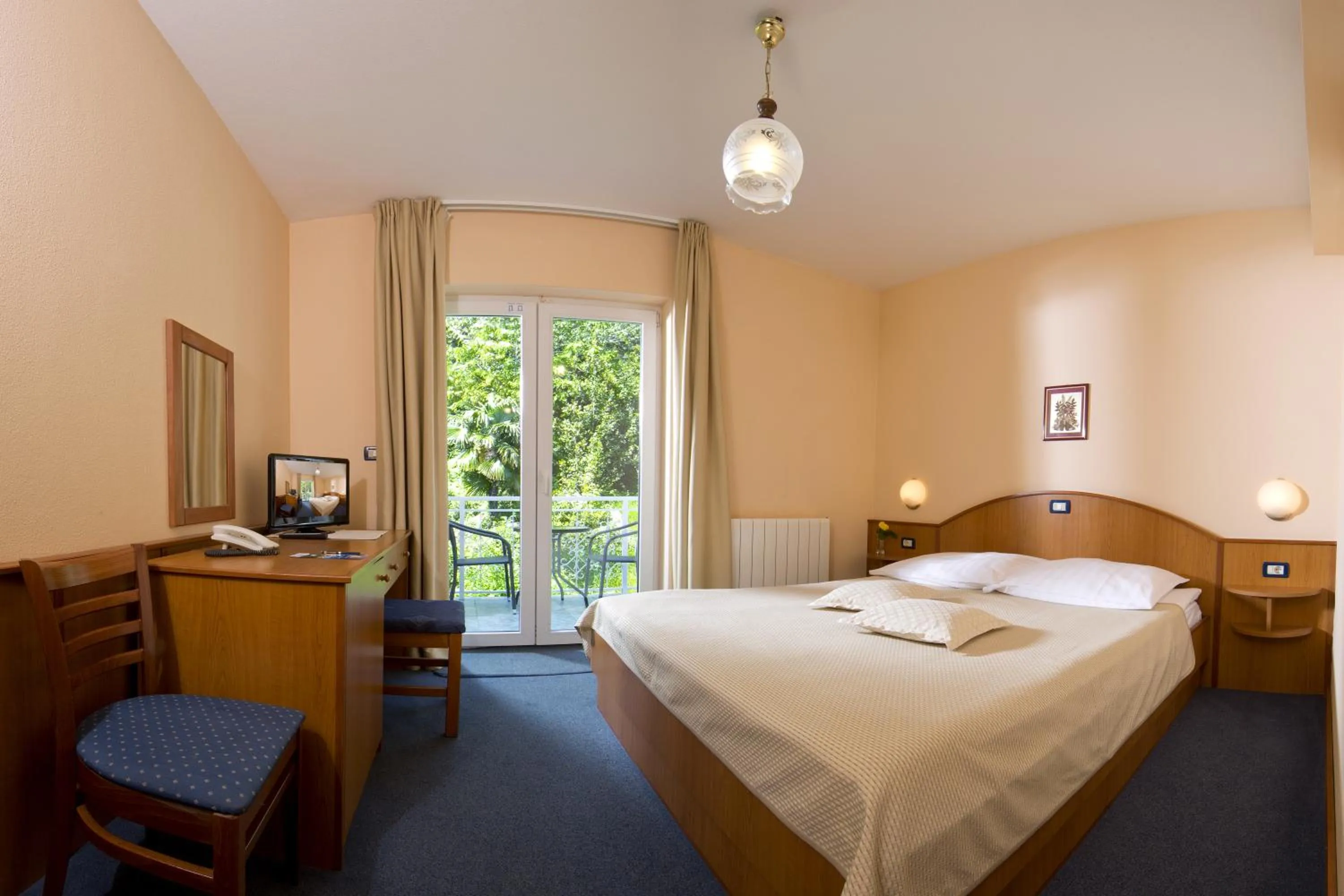 Photo of the whole room, Bed in Hotel Stanger