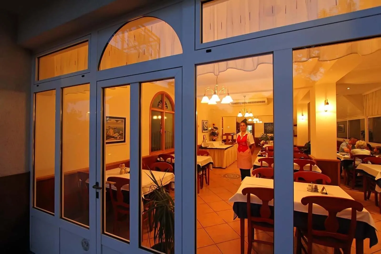 Restaurant/places to eat in Hotel Stanger