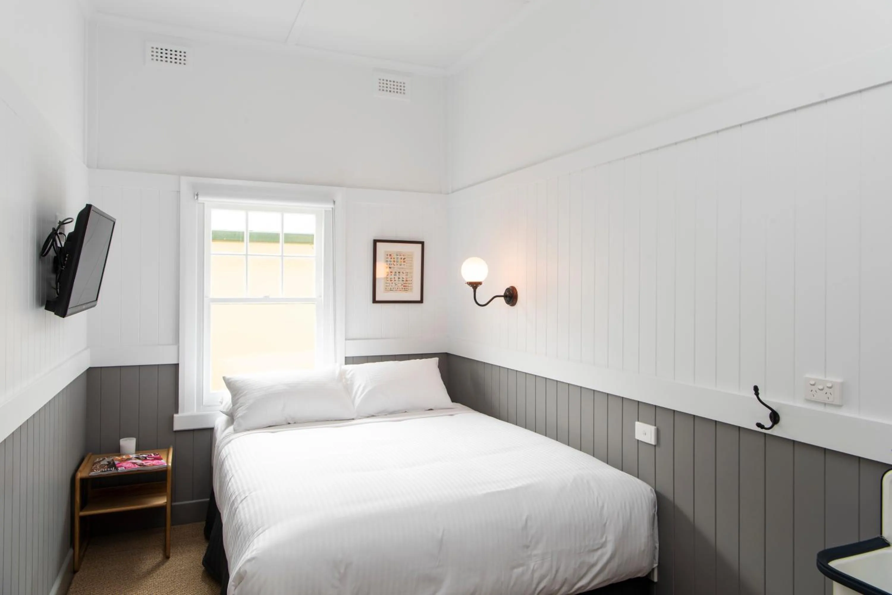 Queen Room with Shared Bathroom in Portsea Hotel