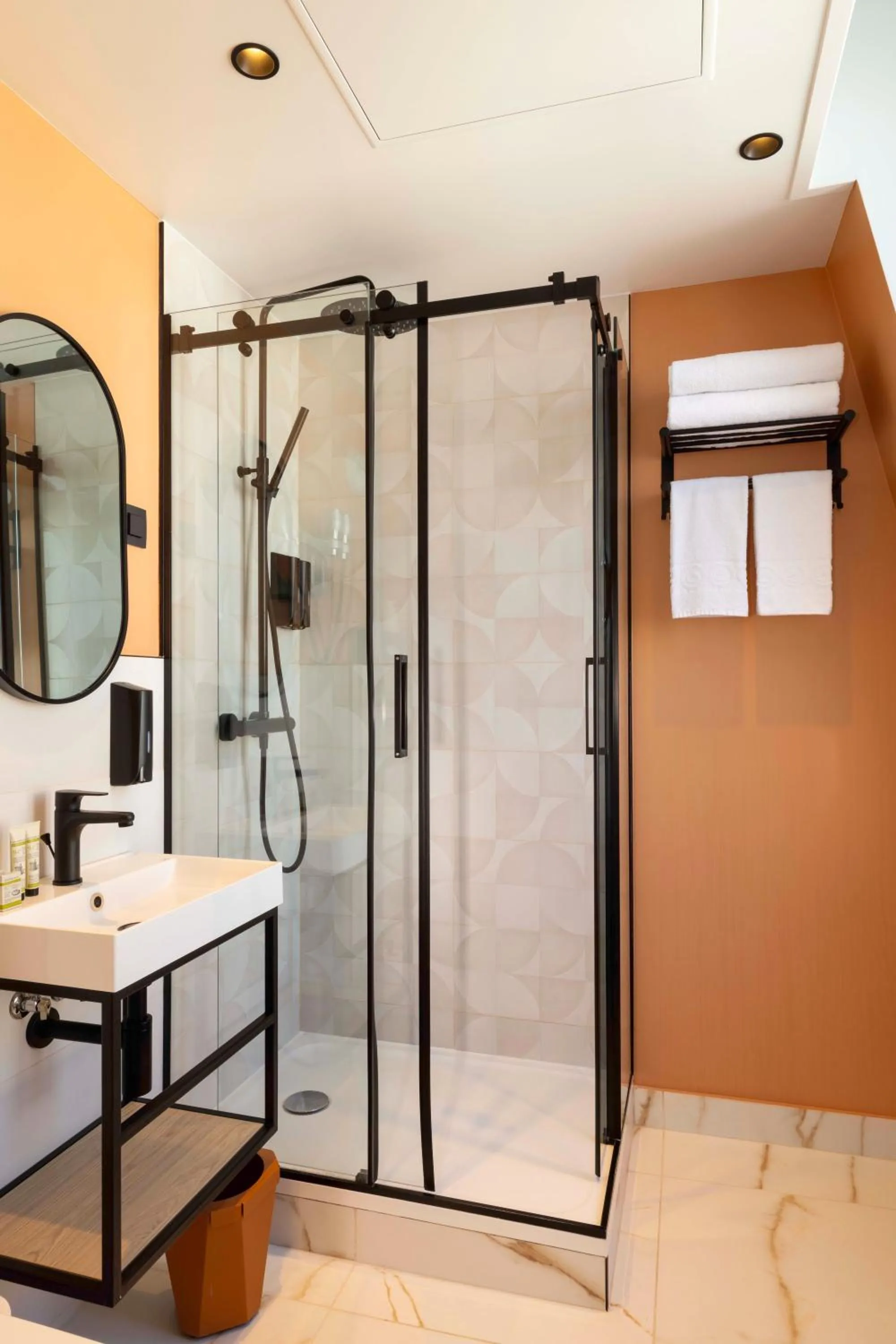 Shower in Hotel Espace Champerret