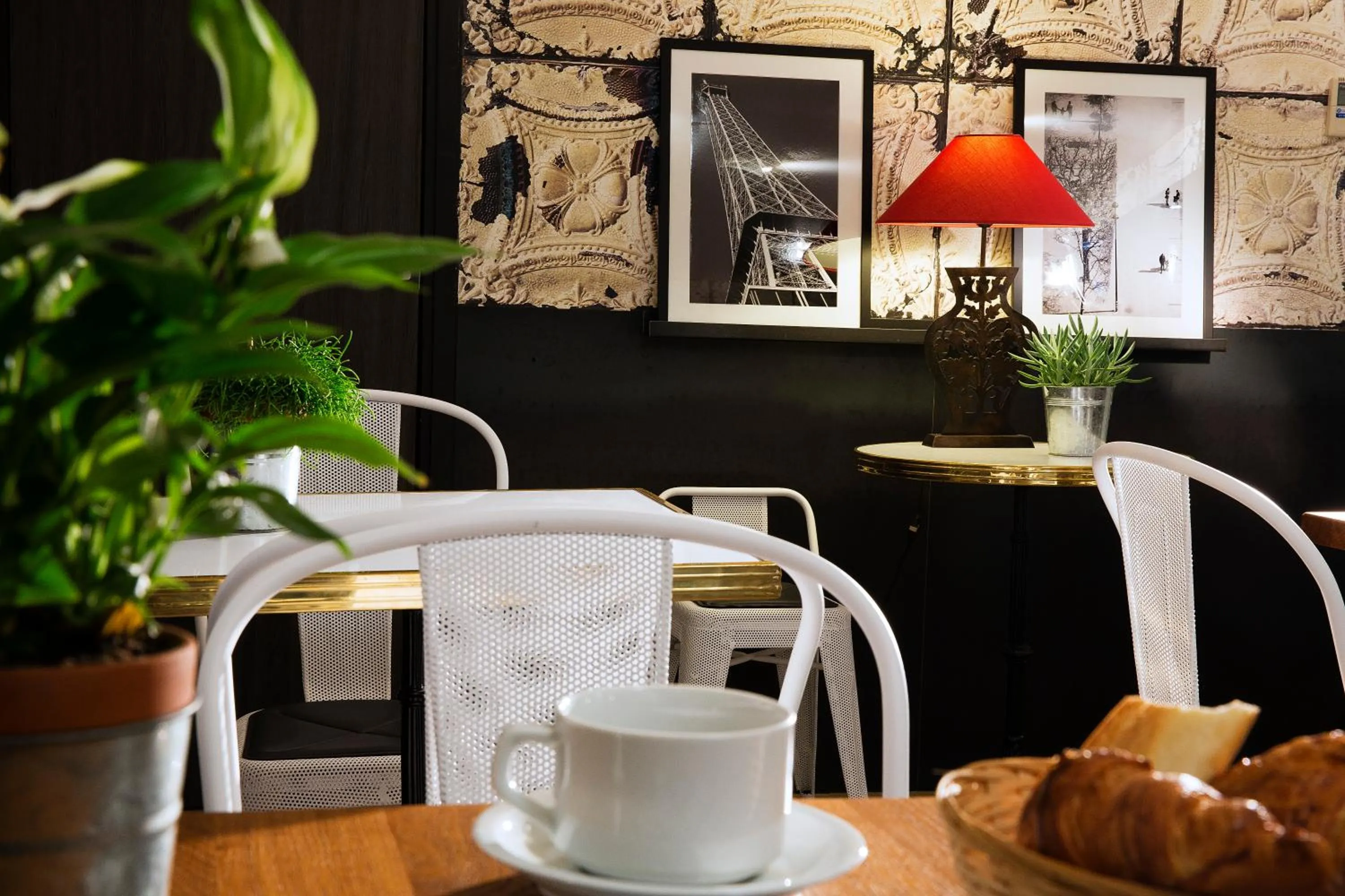 Restaurant/places to eat in Hotel Espace Champerret