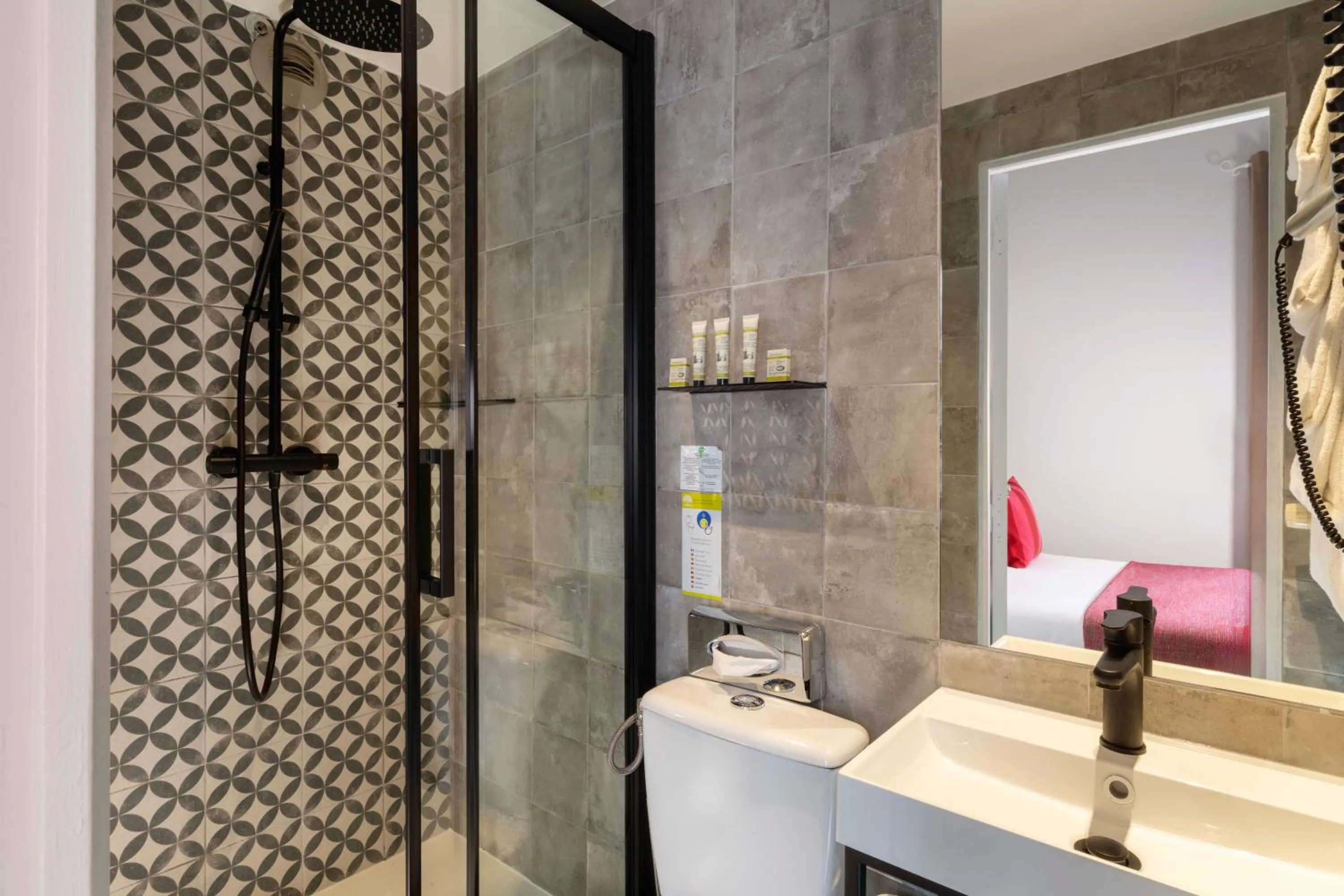 Shower in Hotel Espace Champerret