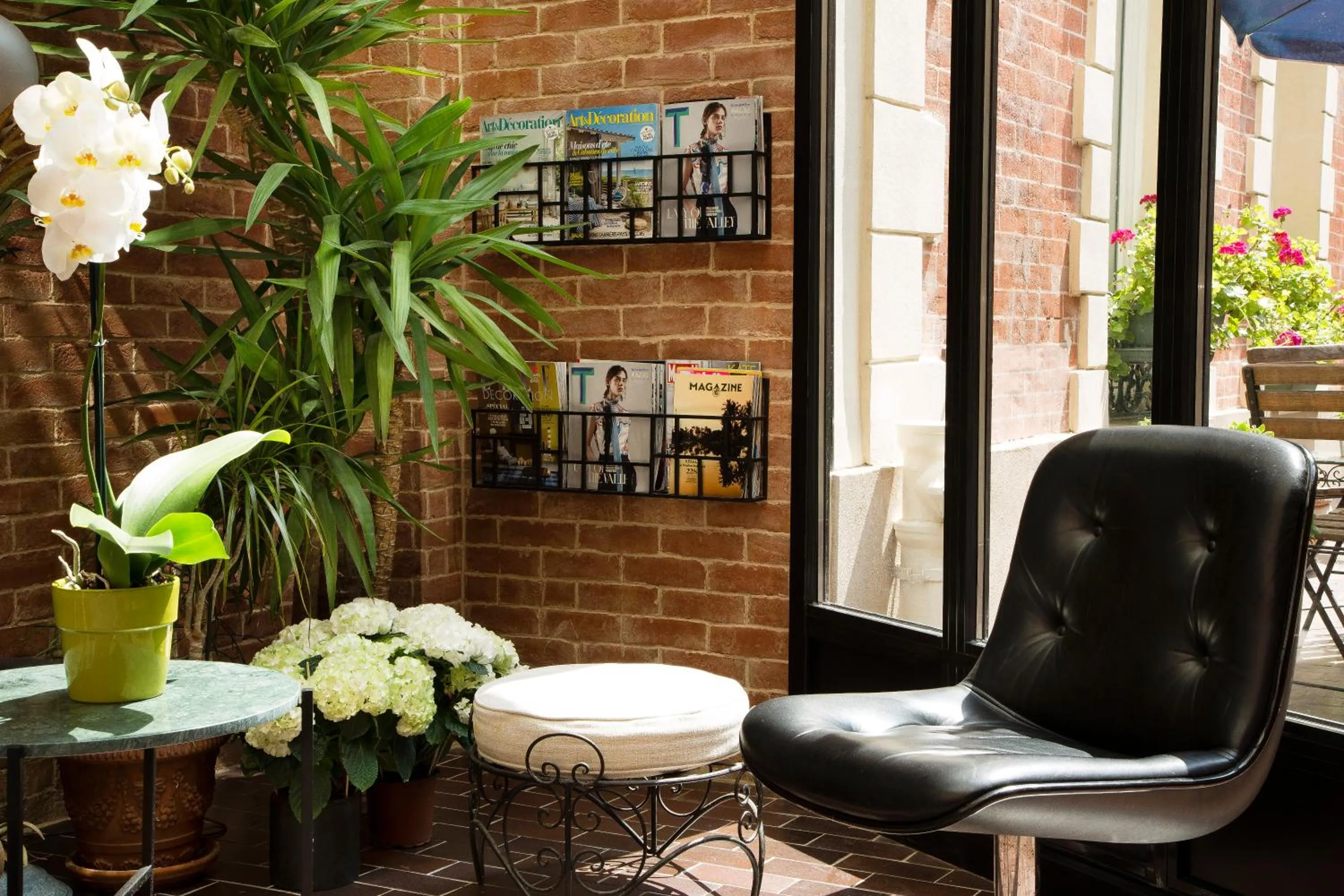 Lounge or bar in Hotel Espace Champerret