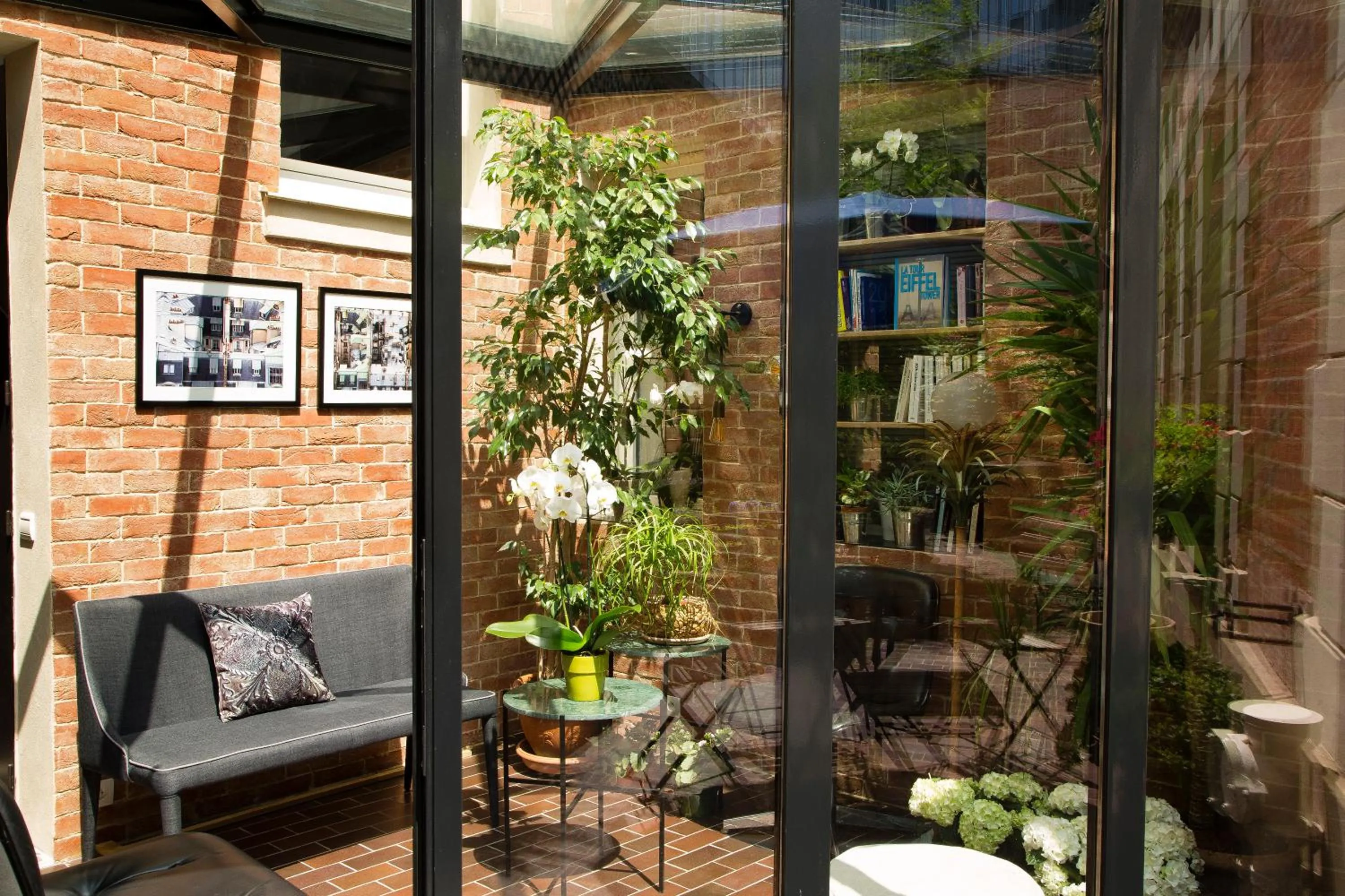 Lounge or bar in Hotel Espace Champerret