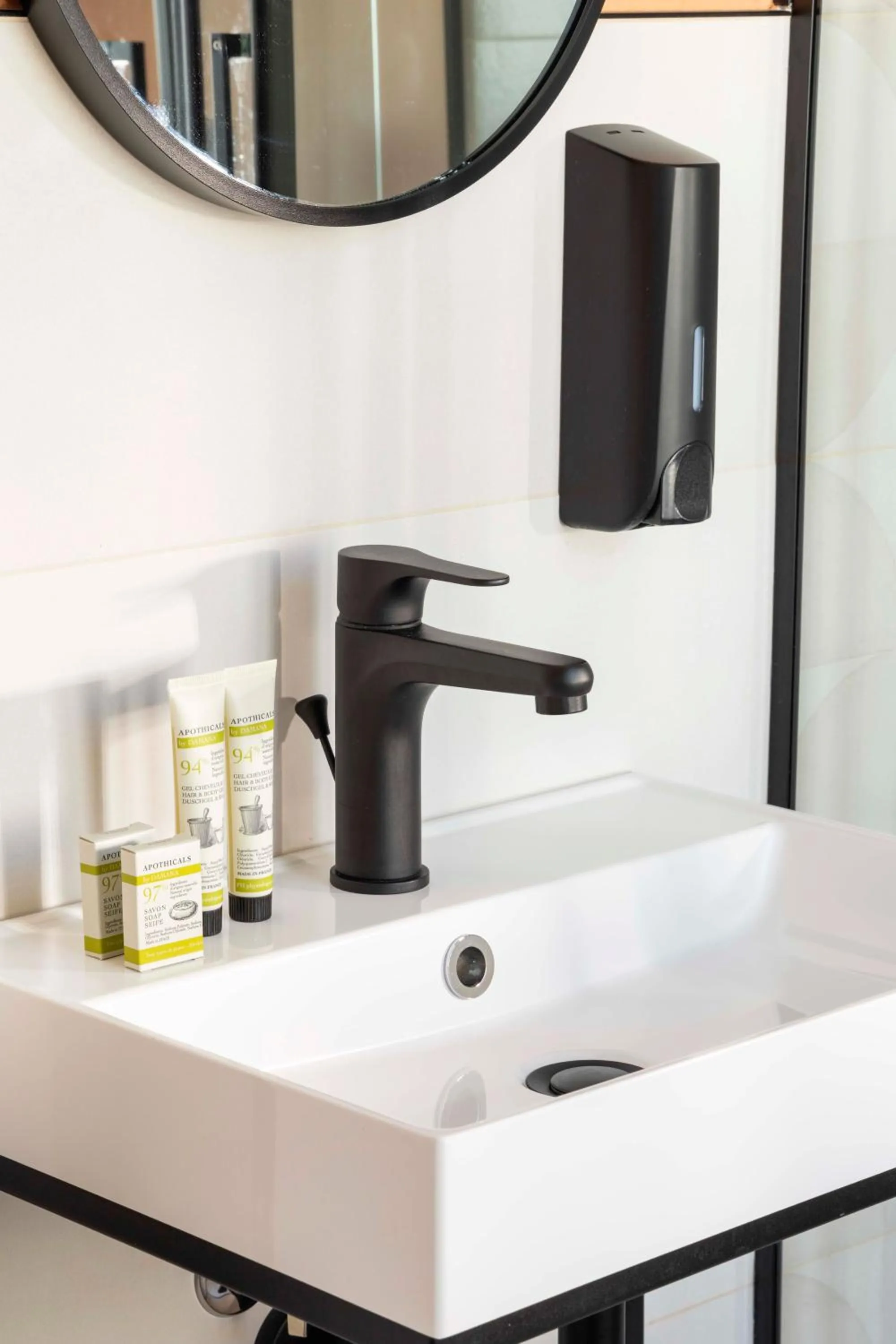 Bathroom in Hotel Espace Champerret