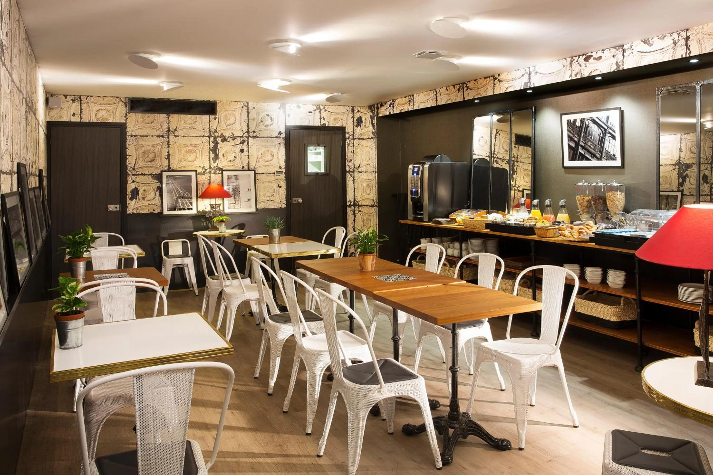 Food and drinks in Hotel Espace Champerret